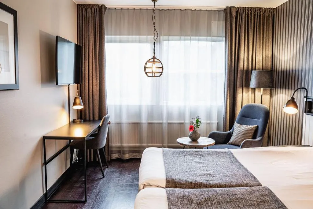 Bedroom, Bed in Stenungsbaden Yacht Club