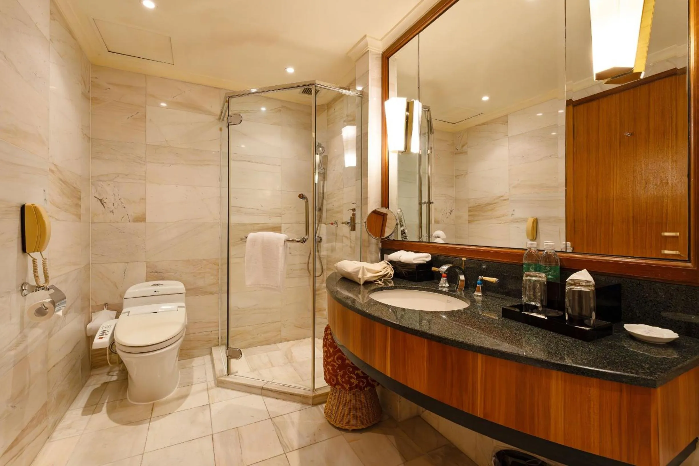 Shower in Hôtel du Parc Hanoï