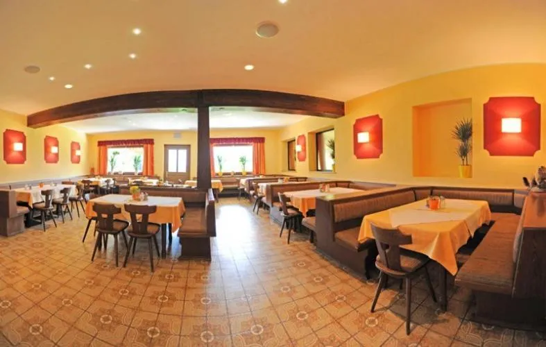 Restaurant/places to eat in Haus Karnia Appartements & Zimmer
