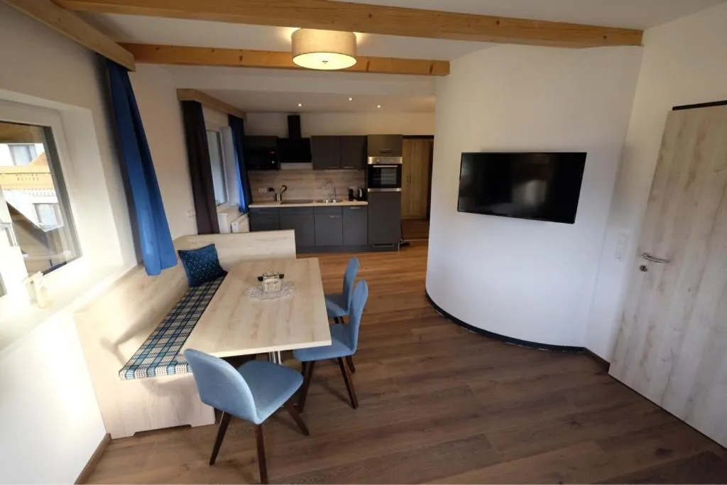 TV and multimedia in Haus Karnia Appartements & Zimmer