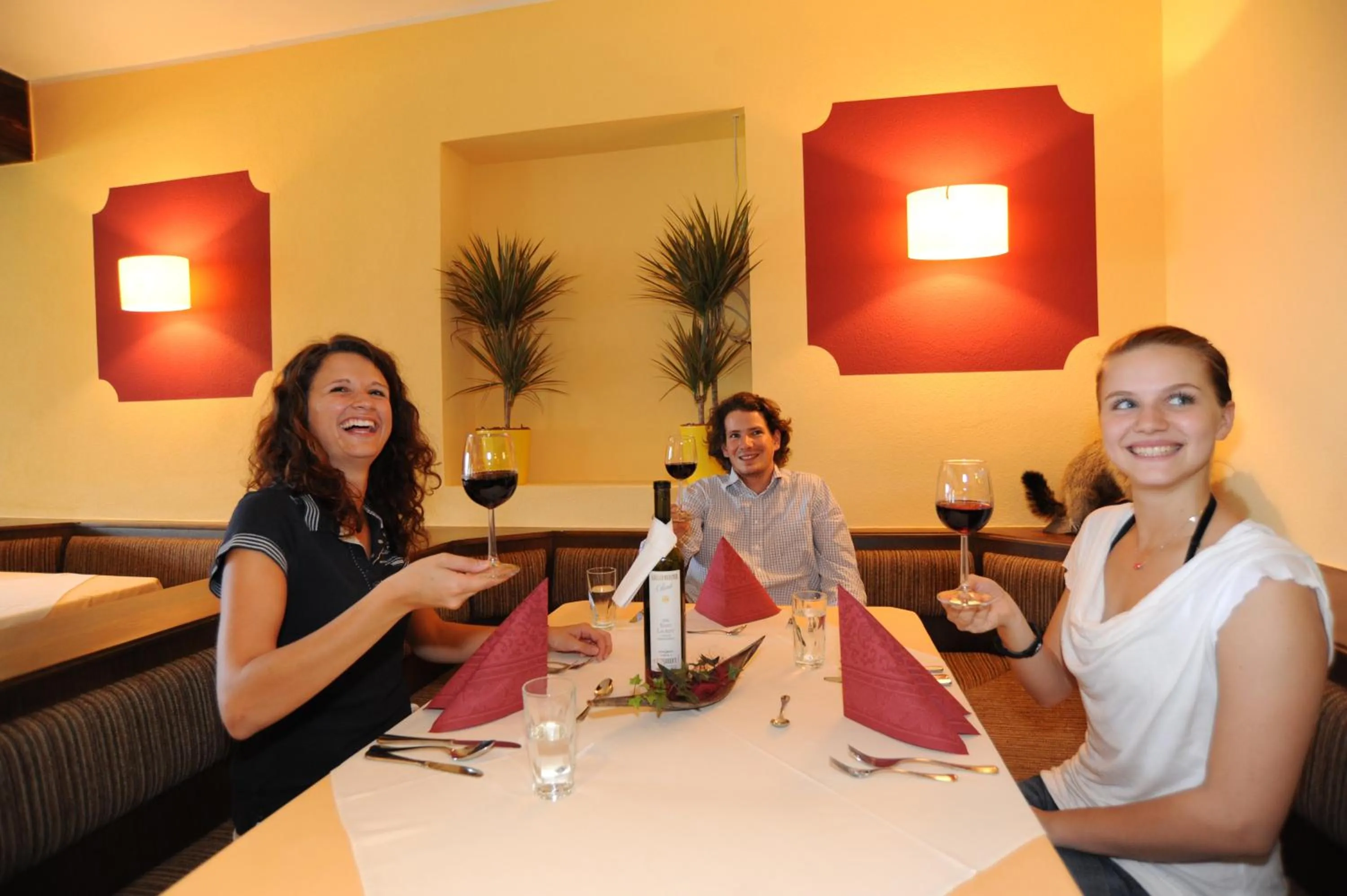 Restaurant/places to eat in Haus Karnia Appartements & Zimmer