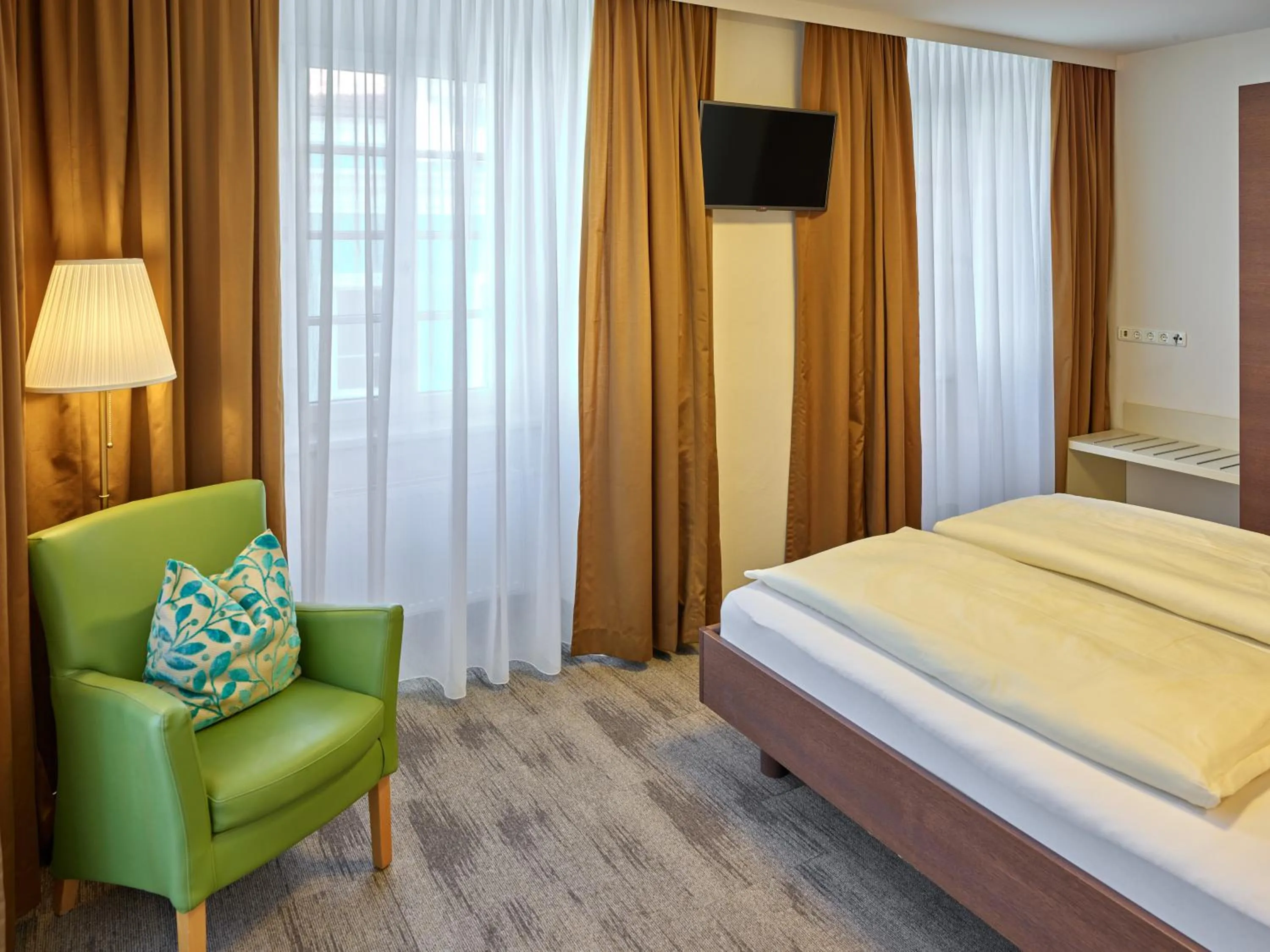 Photo of the whole room, Bed in Stadthotel Schärding