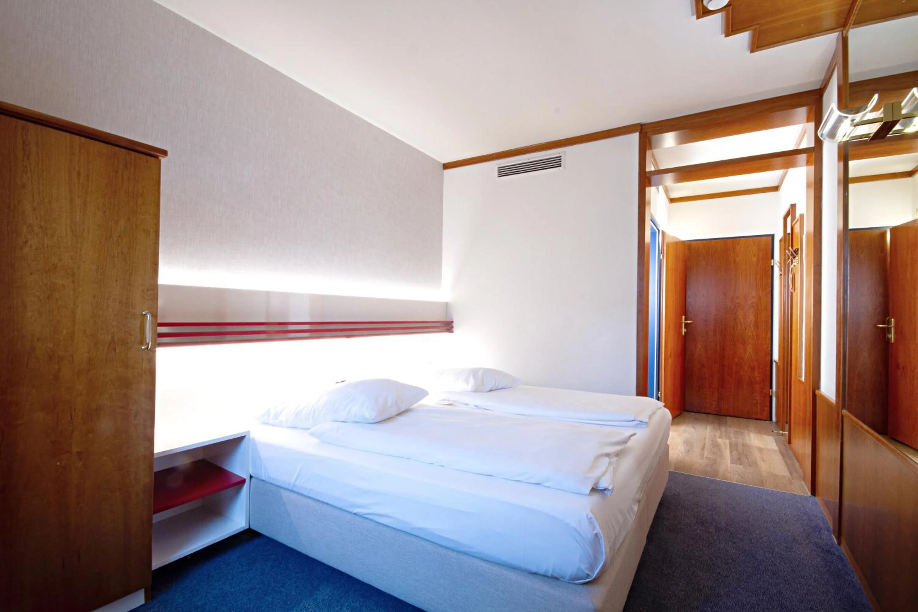 Photo of the whole room, Bed in Vienna Sporthotel