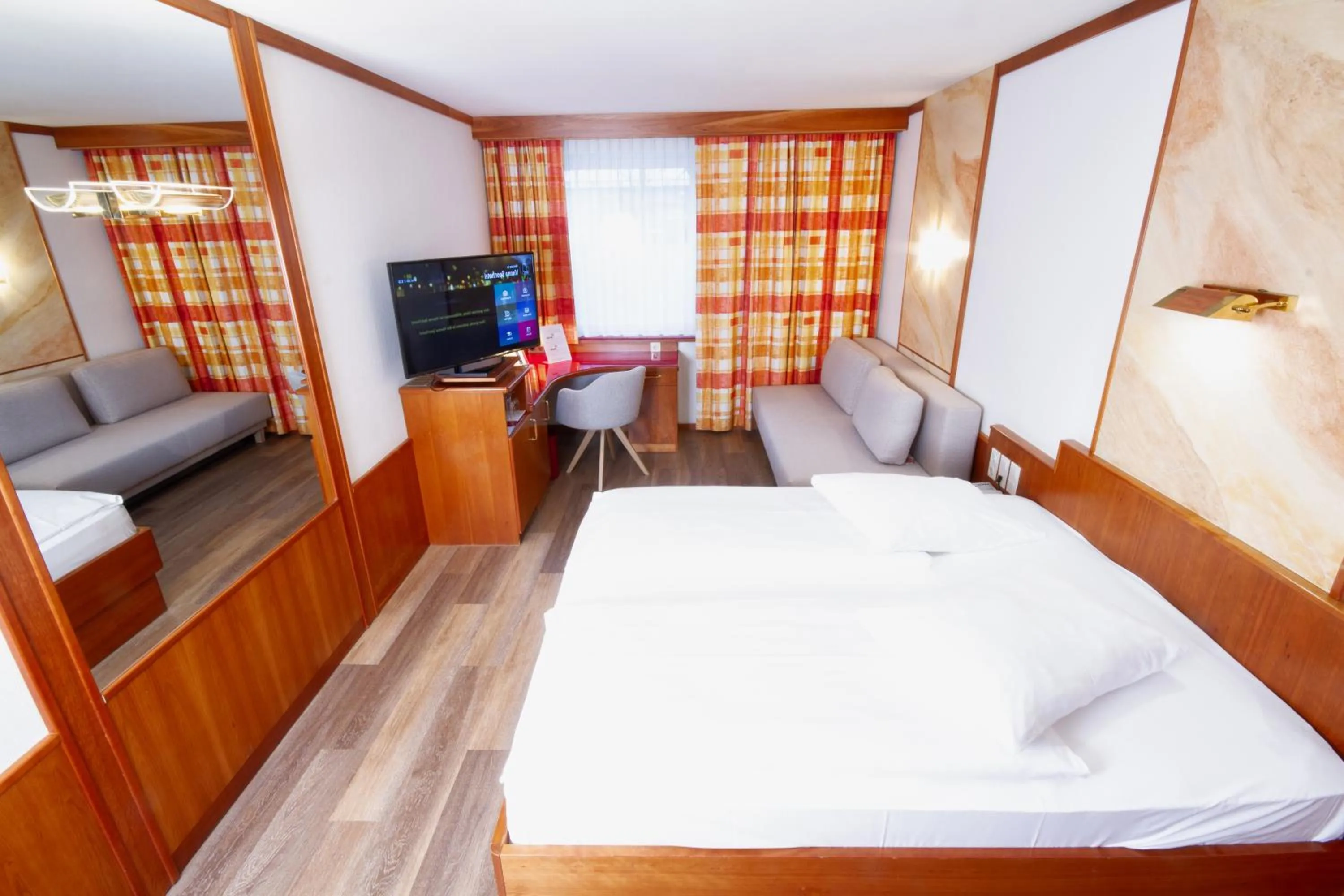 Business Queen Room with Sofa Bed in Vienna Sporthotel