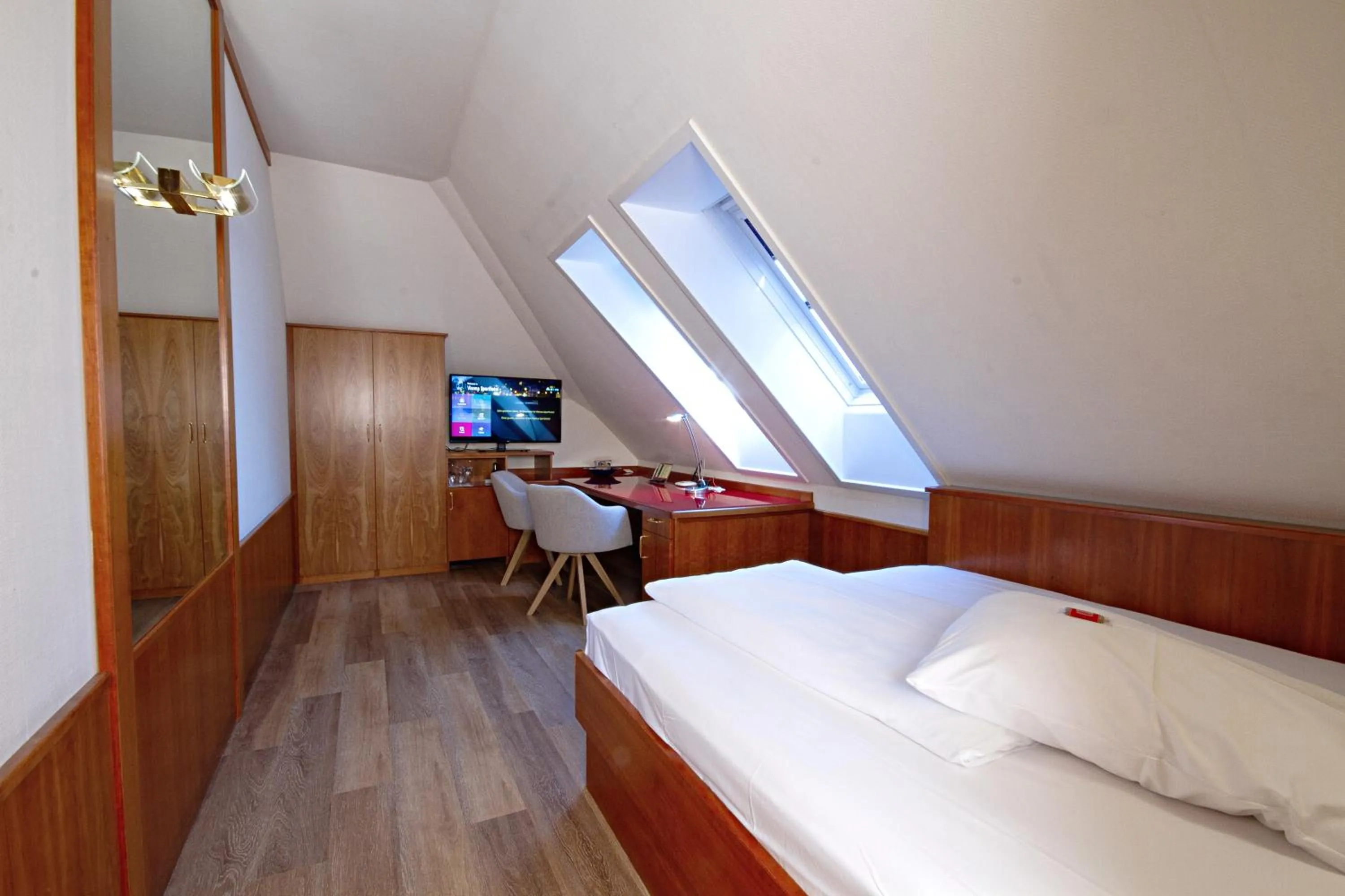 Photo of the whole room, Bed in Vienna Sporthotel
