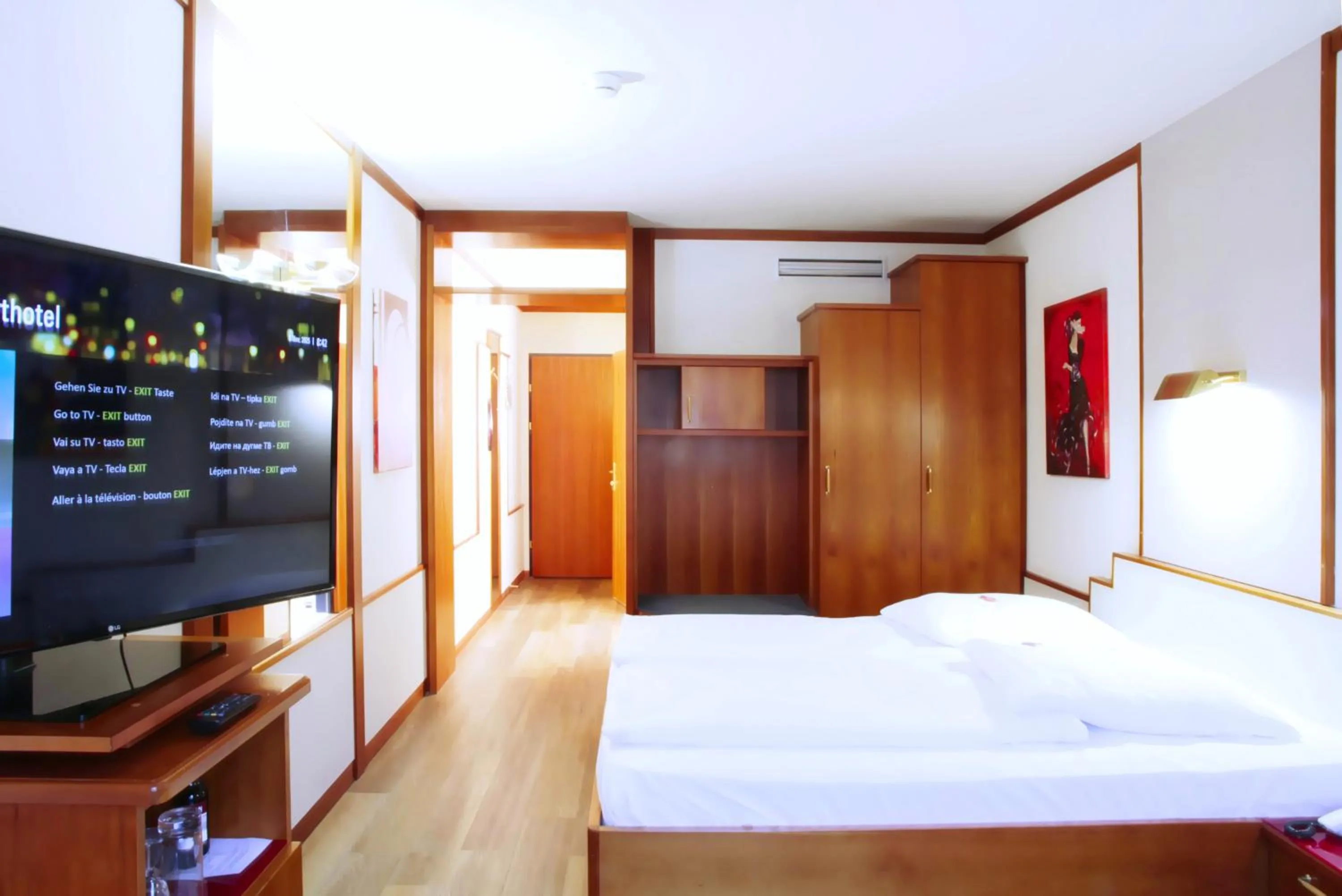 Communal lounge/ TV room, Bed in Vienna Sporthotel