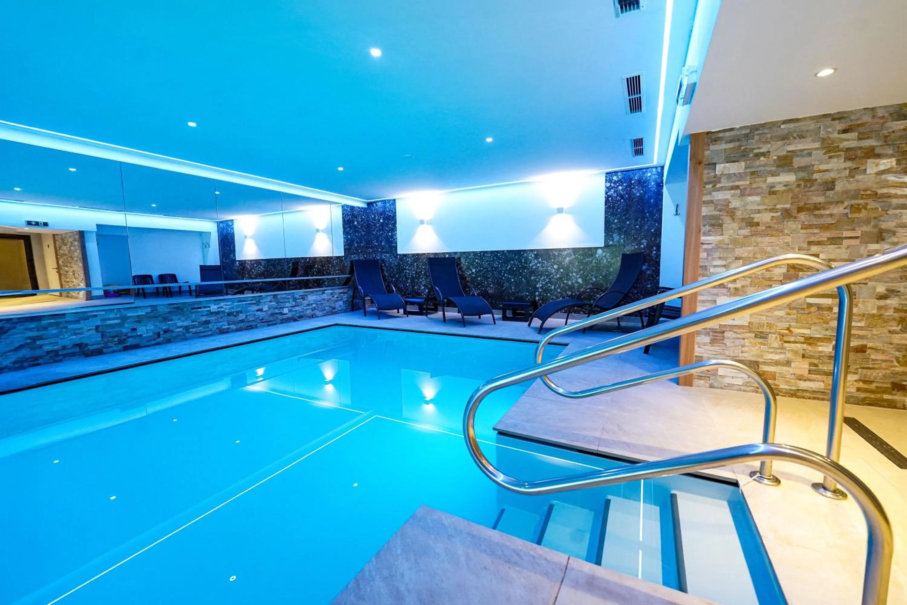 Swimming pool in Hotel Sonnhof