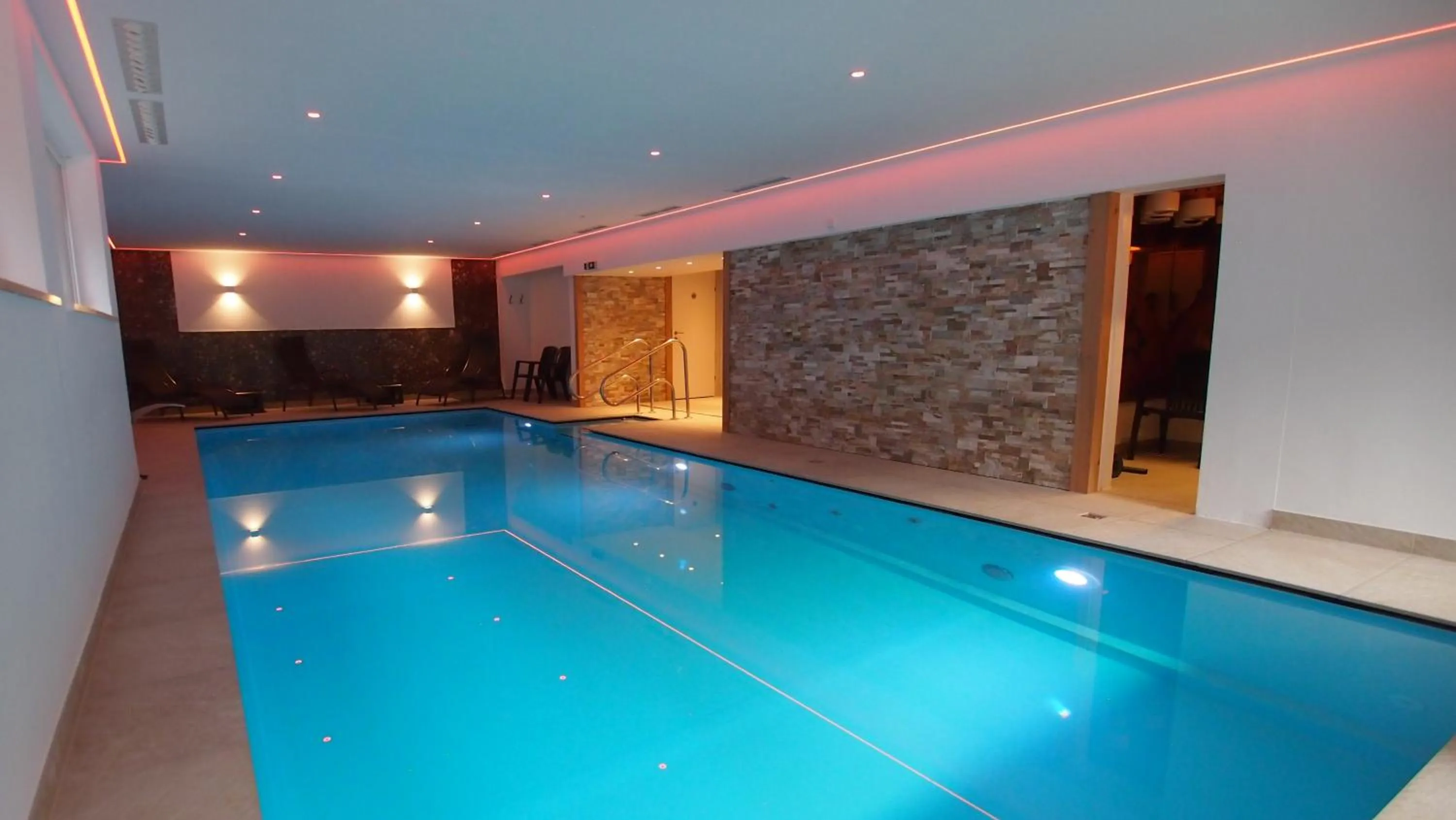 Swimming pool in Hotel Sonnhof