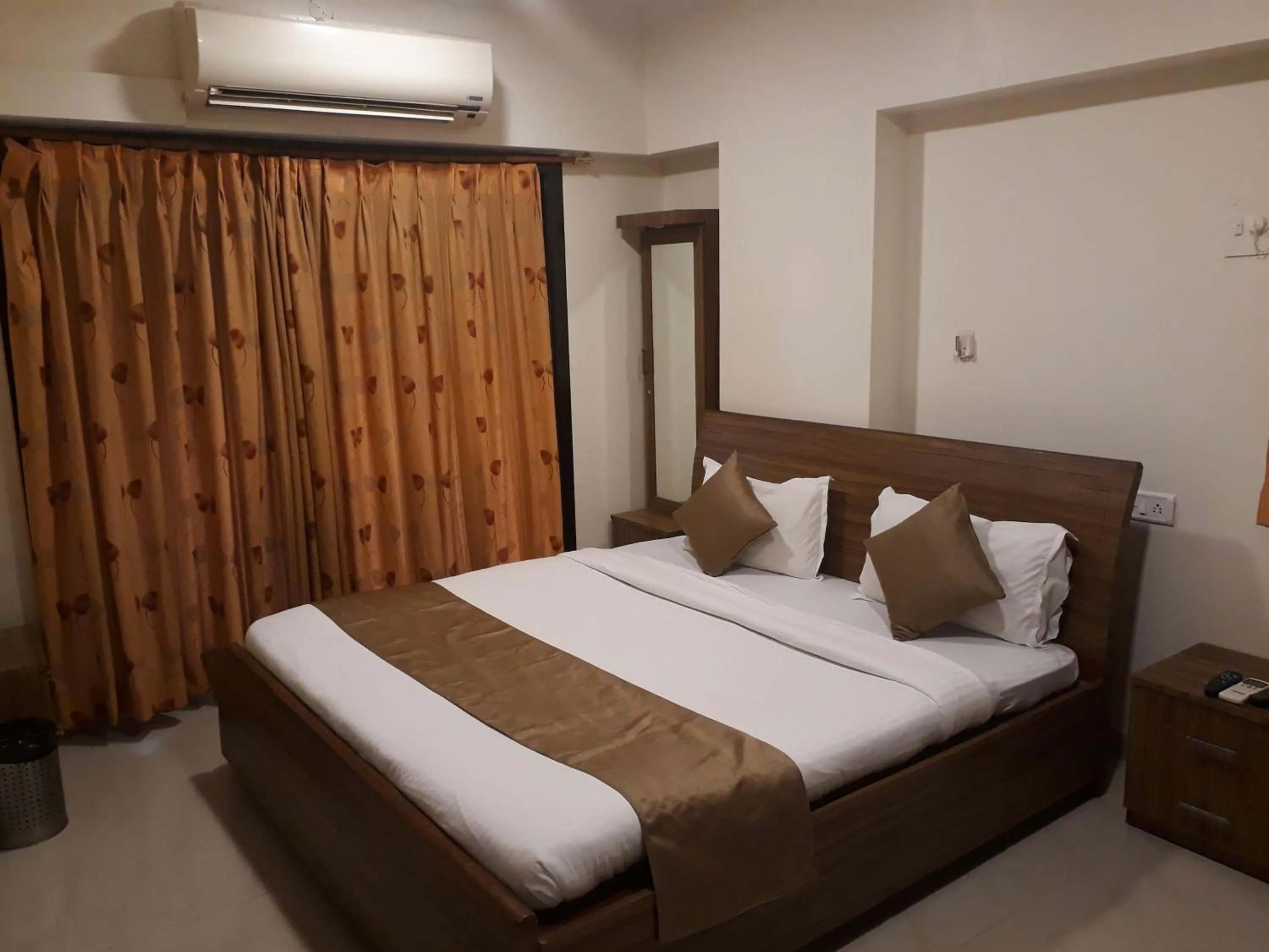 Bedroom, Bed in Dragonfly Apartments Emerald