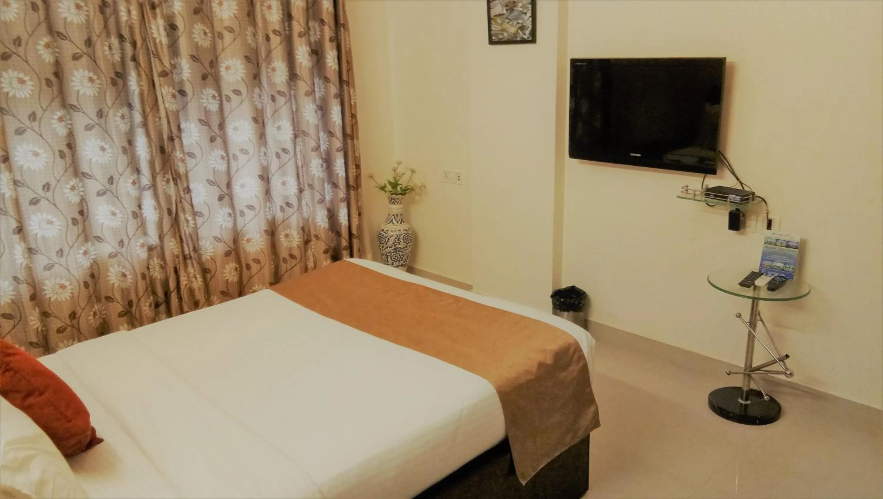 Day, Bed in Dragonfly Apartments Emerald