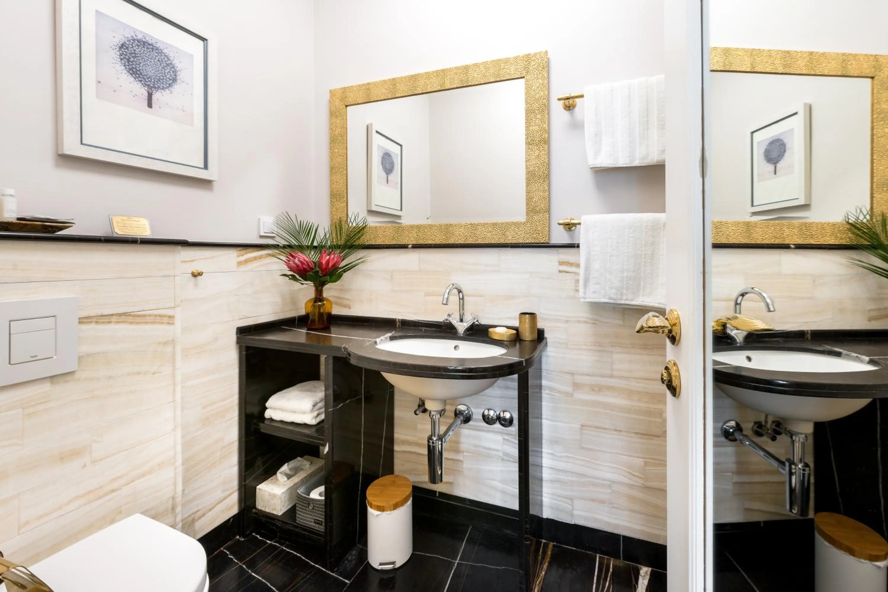 Shower in Dominus Little Palace