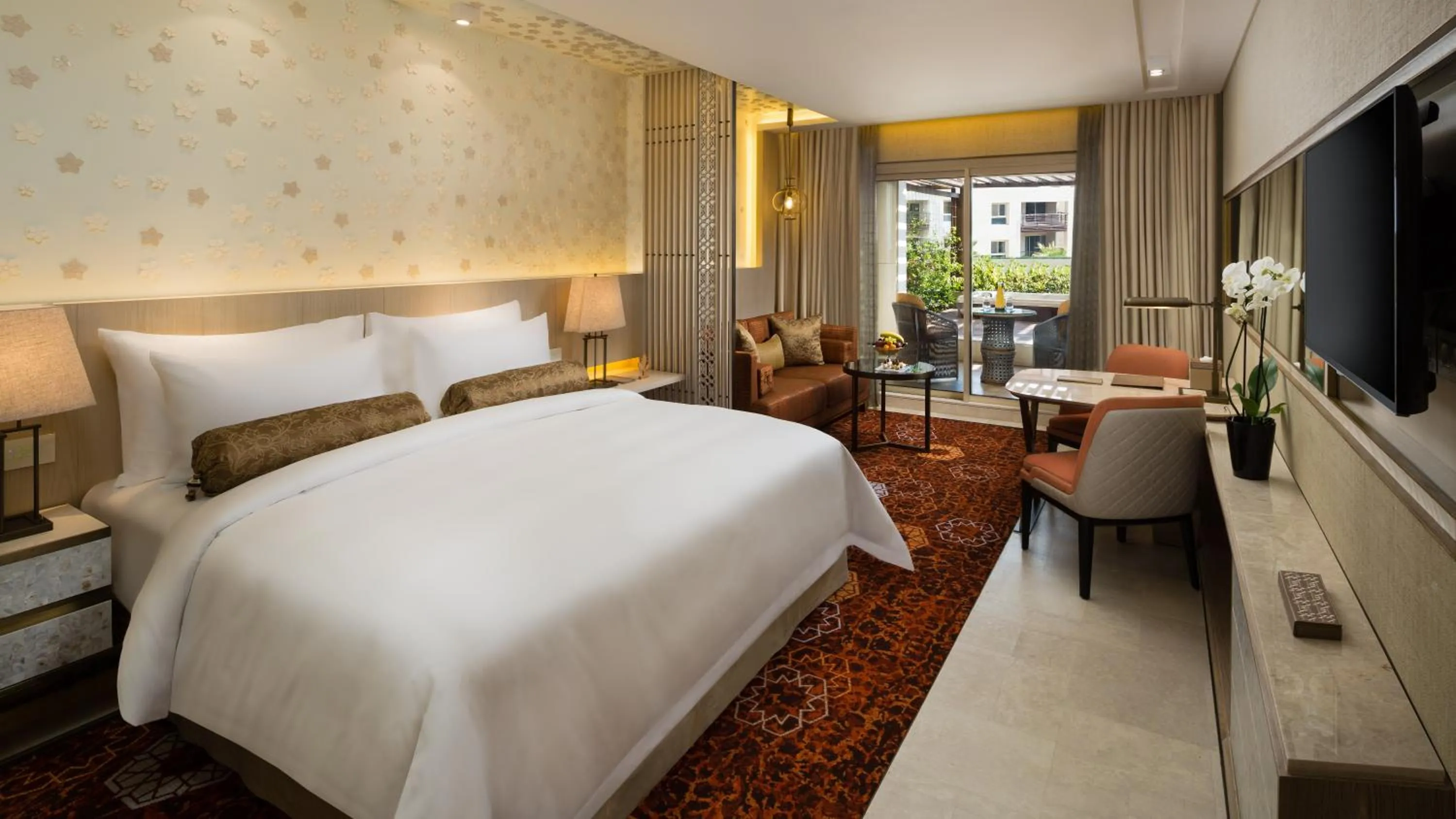 Shower, Bed in Kempinski Summerland Hotel & Resort Beirut