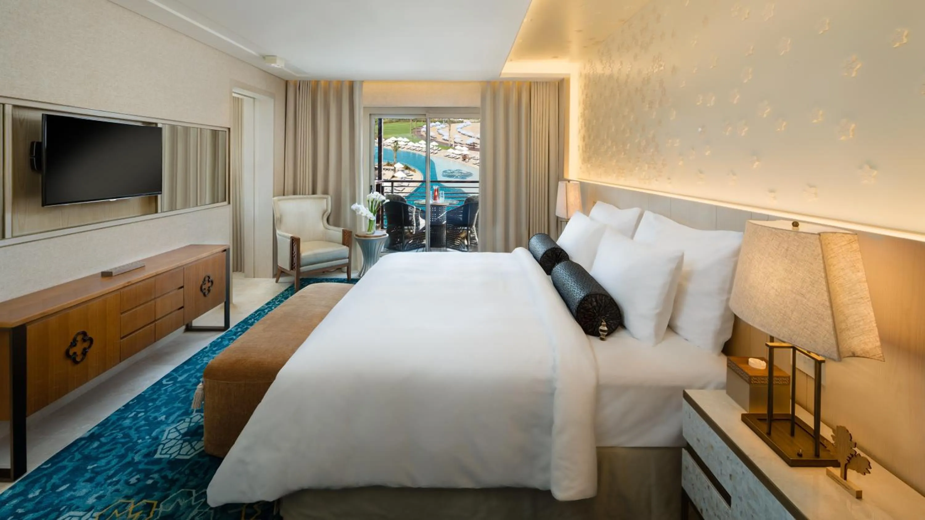 Shower, Bed in Kempinski Summerland Hotel & Resort Beirut