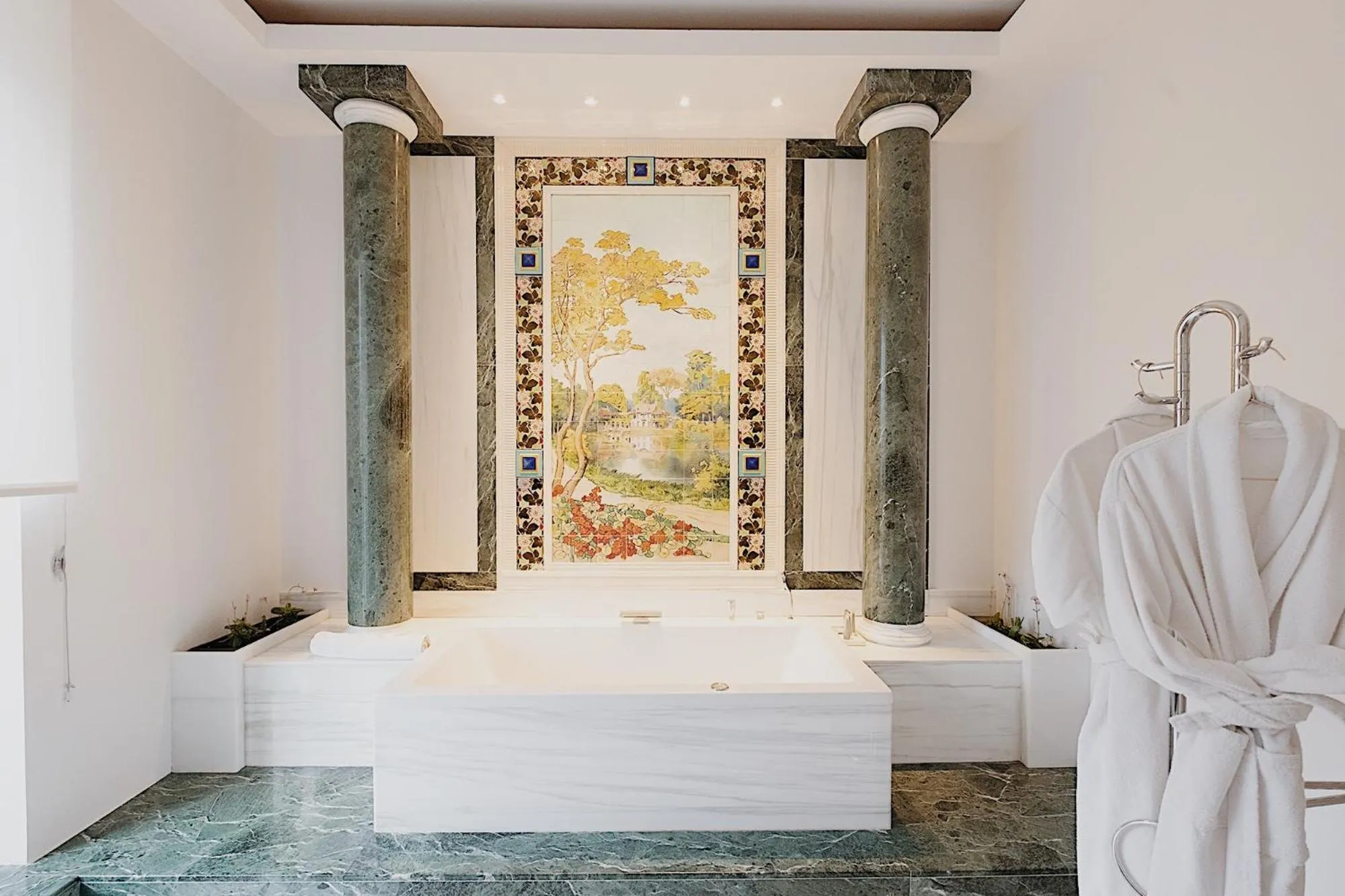 Bathroom, Bed in La Villa Guy & Spa - Teritoria