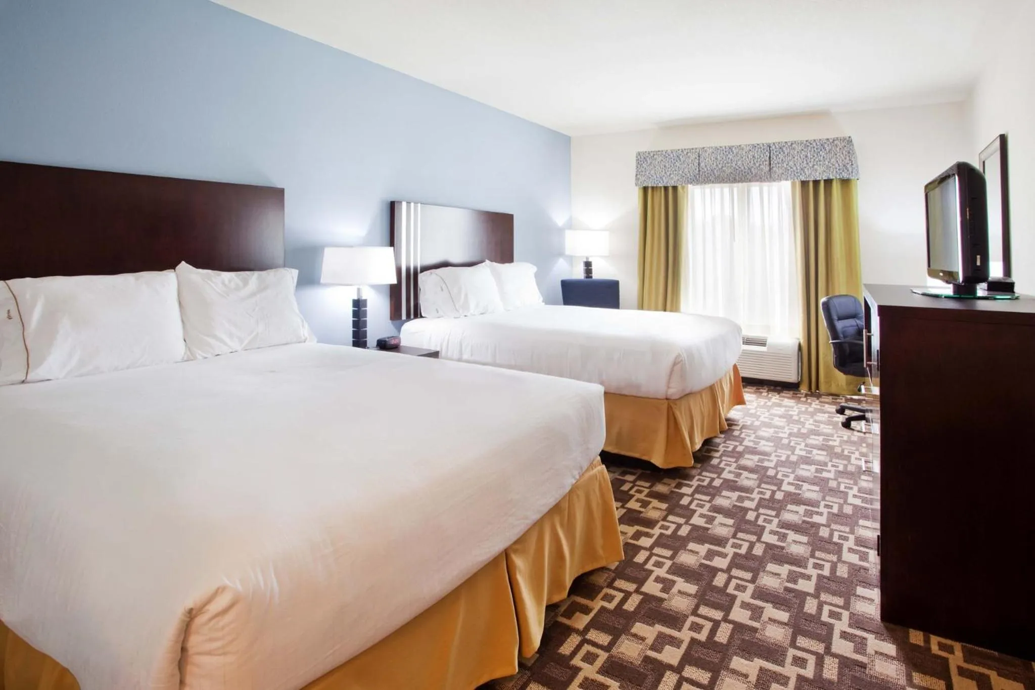 Photo of the whole room, Bed in Holiday Inn Express Hotel & Suites Atlanta Airport West - Camp Creek by IHG