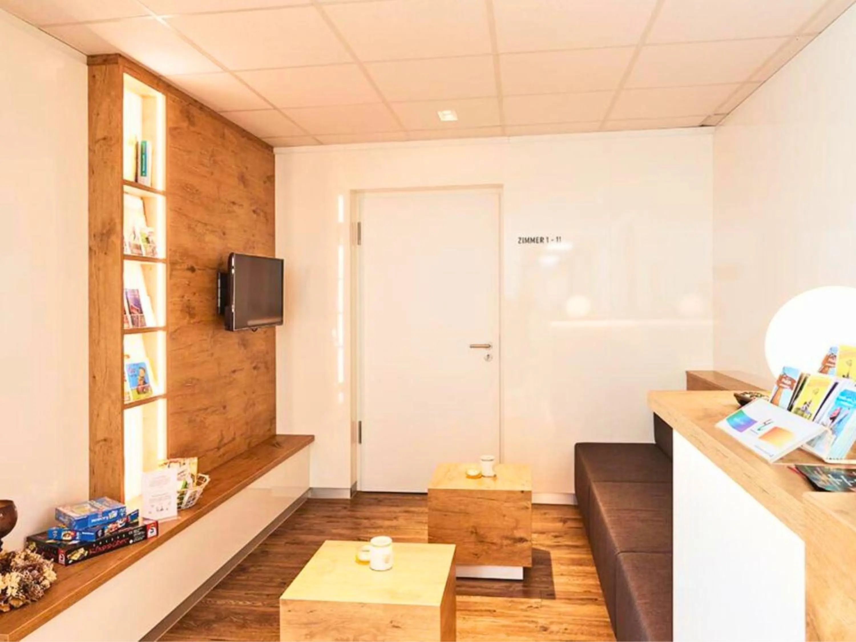 Communal lounge/ TV room in Hotel Sarah