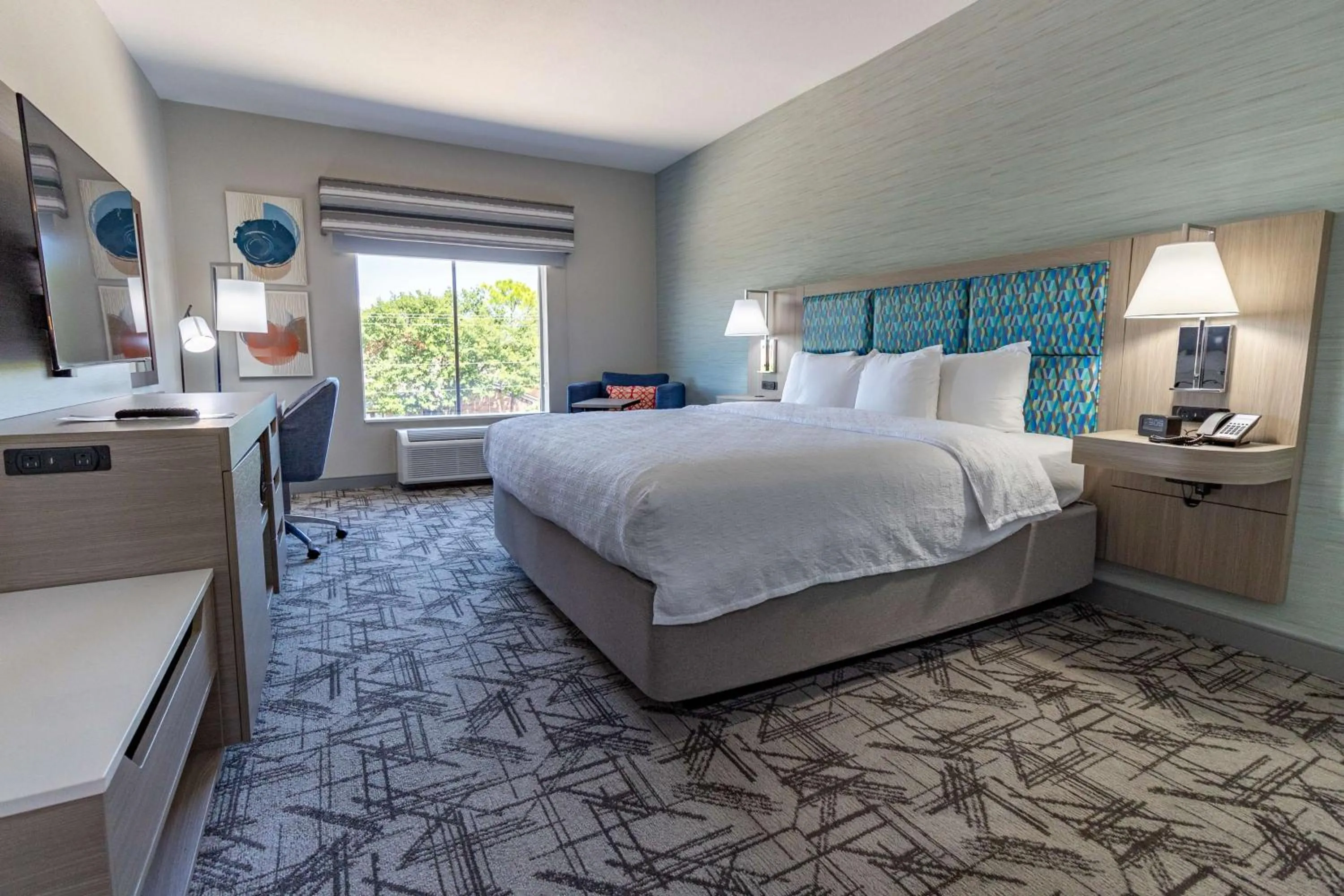 Photo of the whole room, Bed in Hampton Inn & Suites Denton