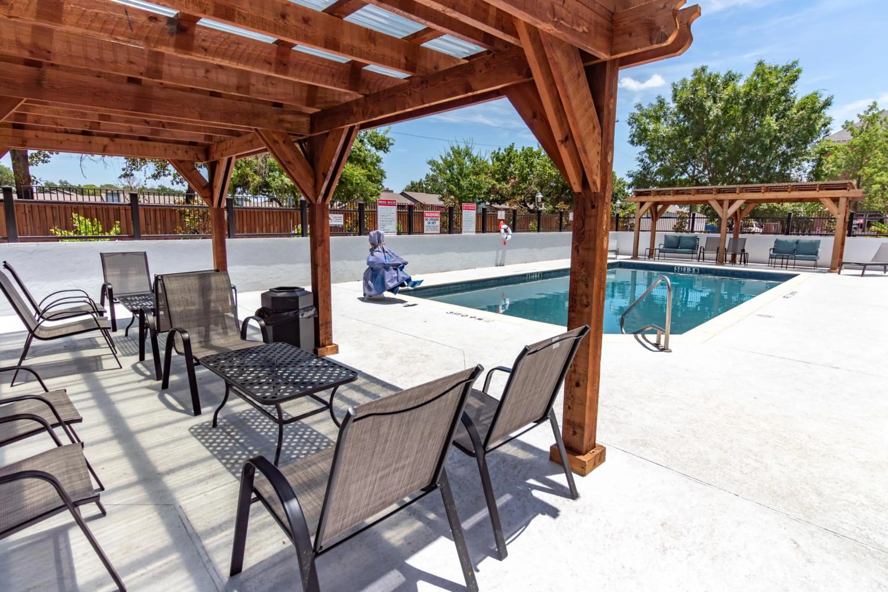 Swimming pool in Hampton Inn & Suites Denton
