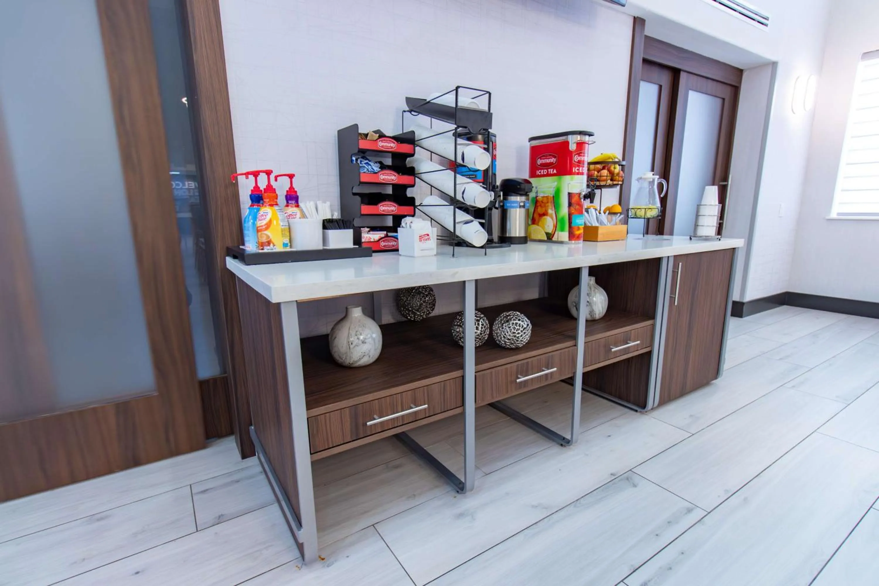Dining area in Hampton Inn & Suites Denton