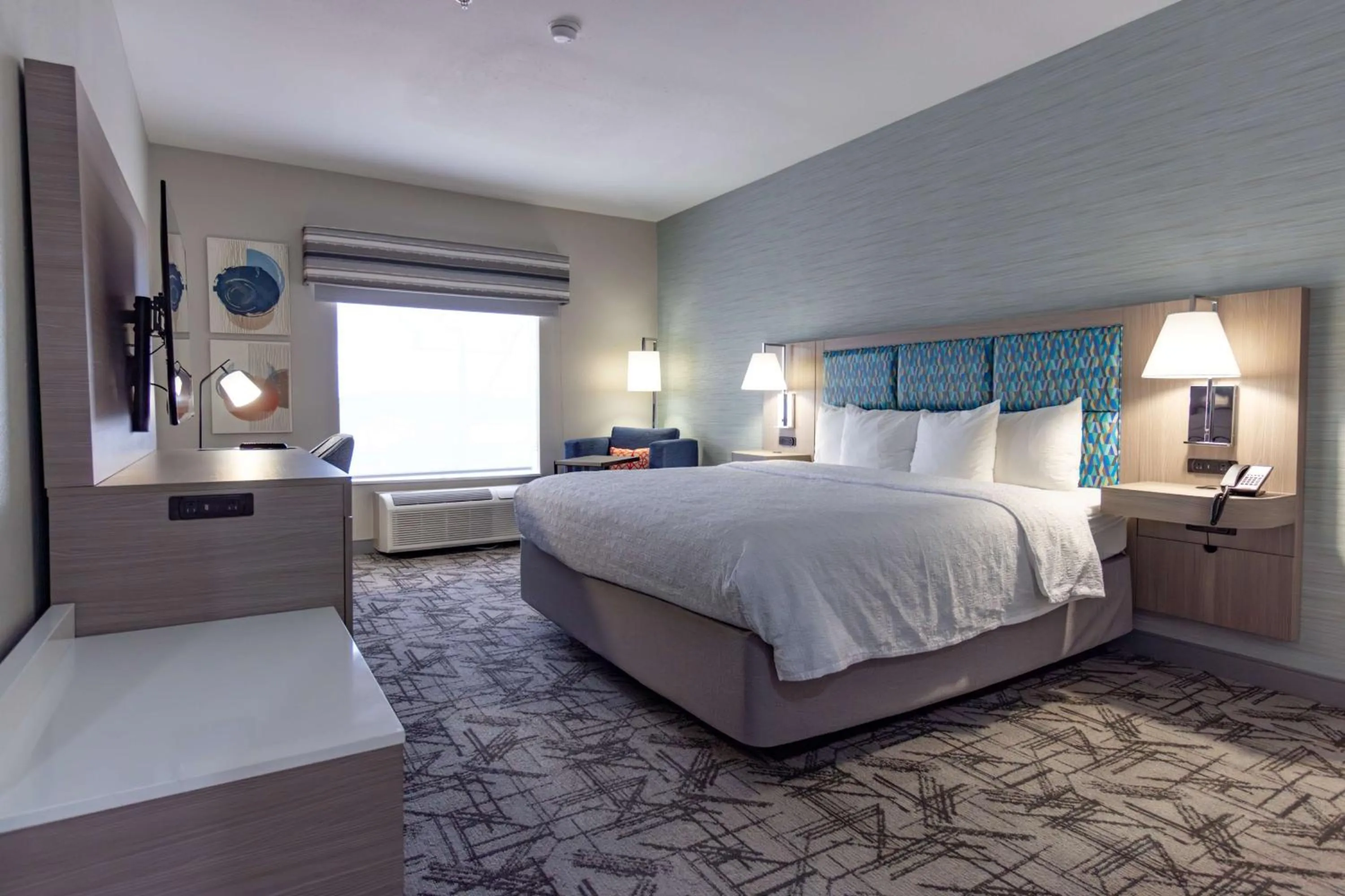 Photo of the whole room, Bed in Hampton Inn & Suites Denton