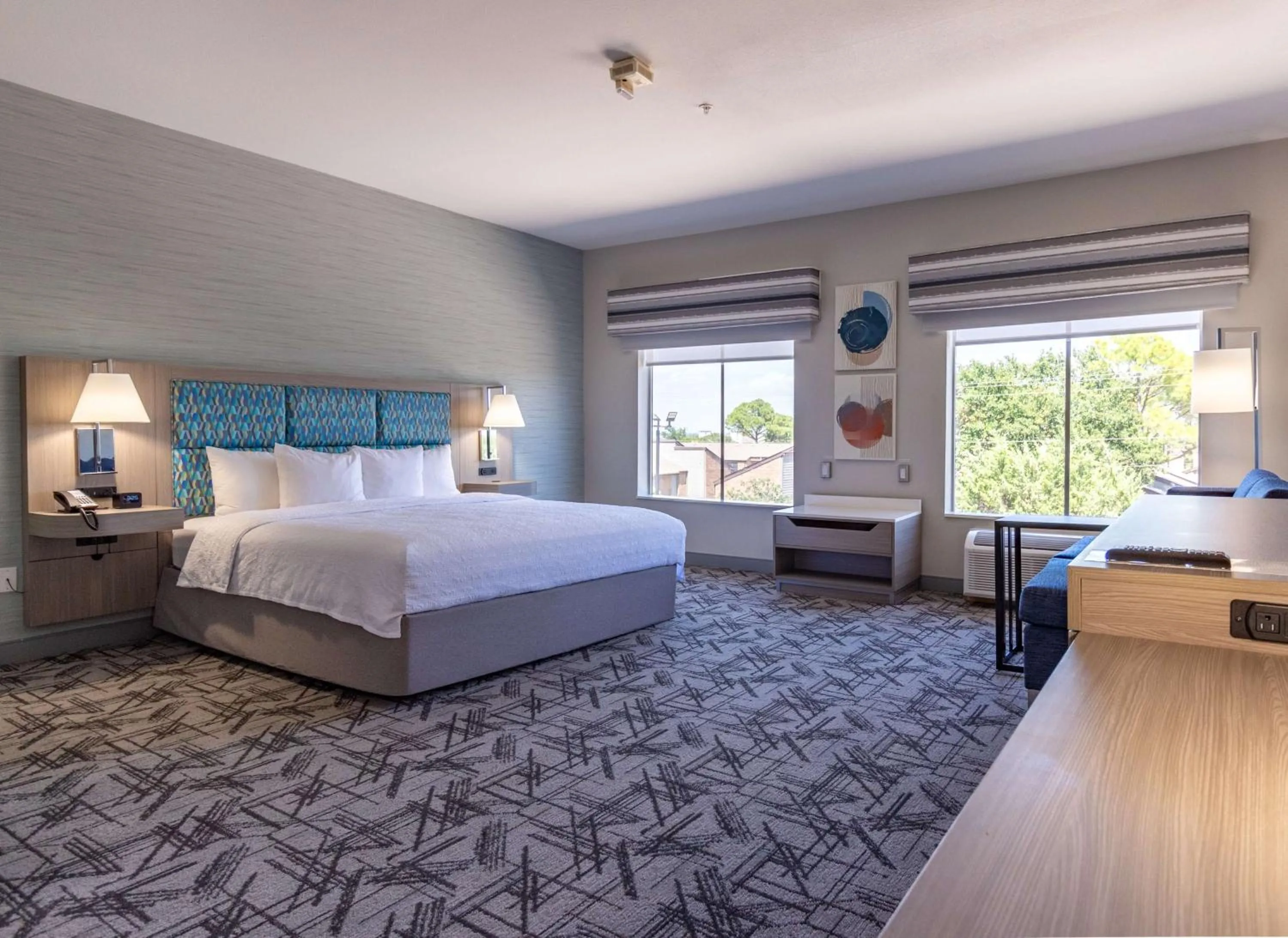 Bed in Hampton Inn & Suites Denton