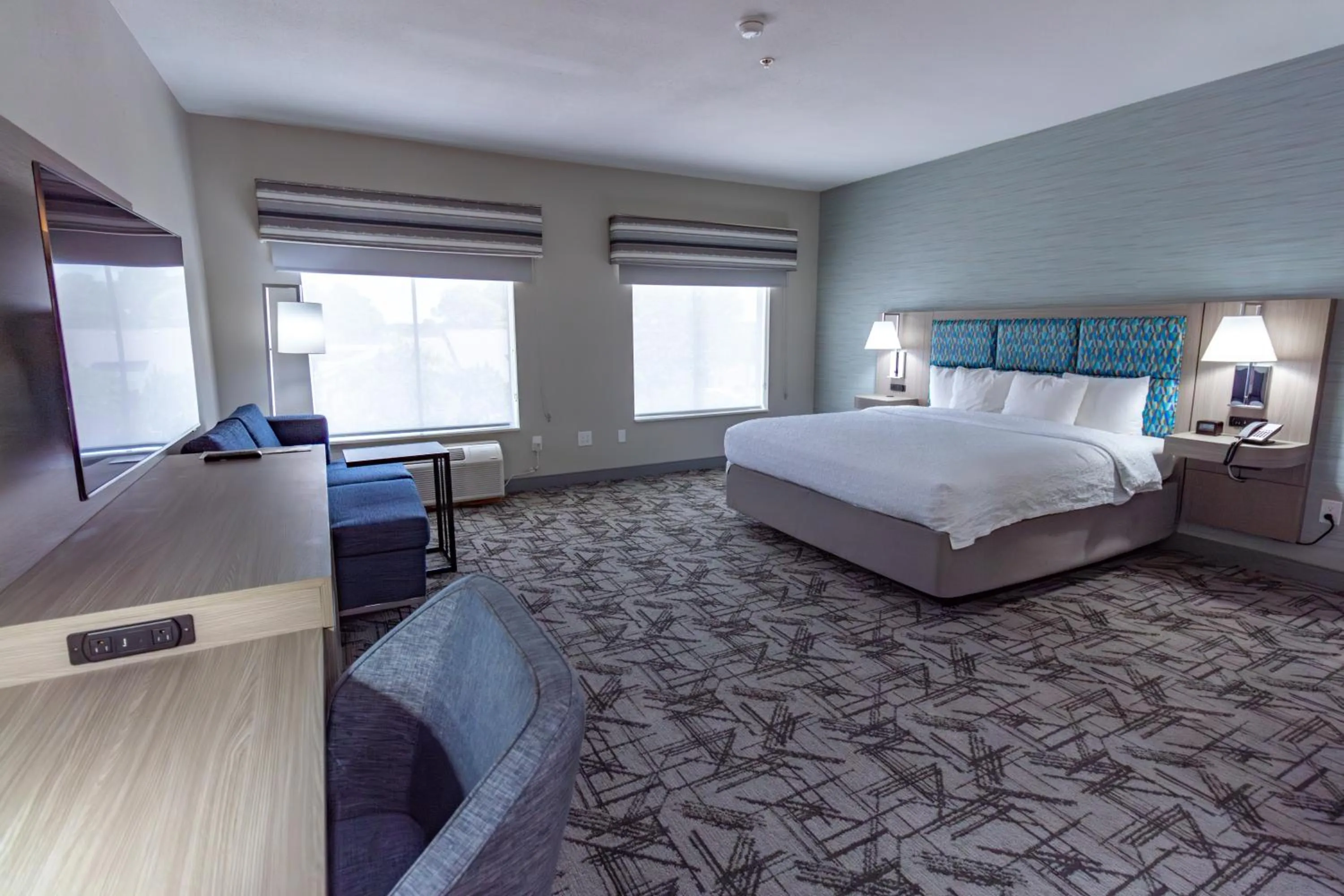 Bedroom, Bed in Hampton Inn & Suites Denton