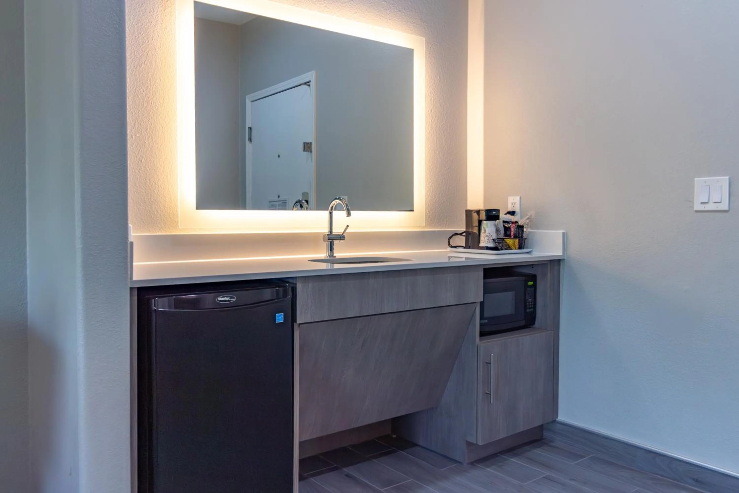 microwave in Hampton Inn & Suites Denton