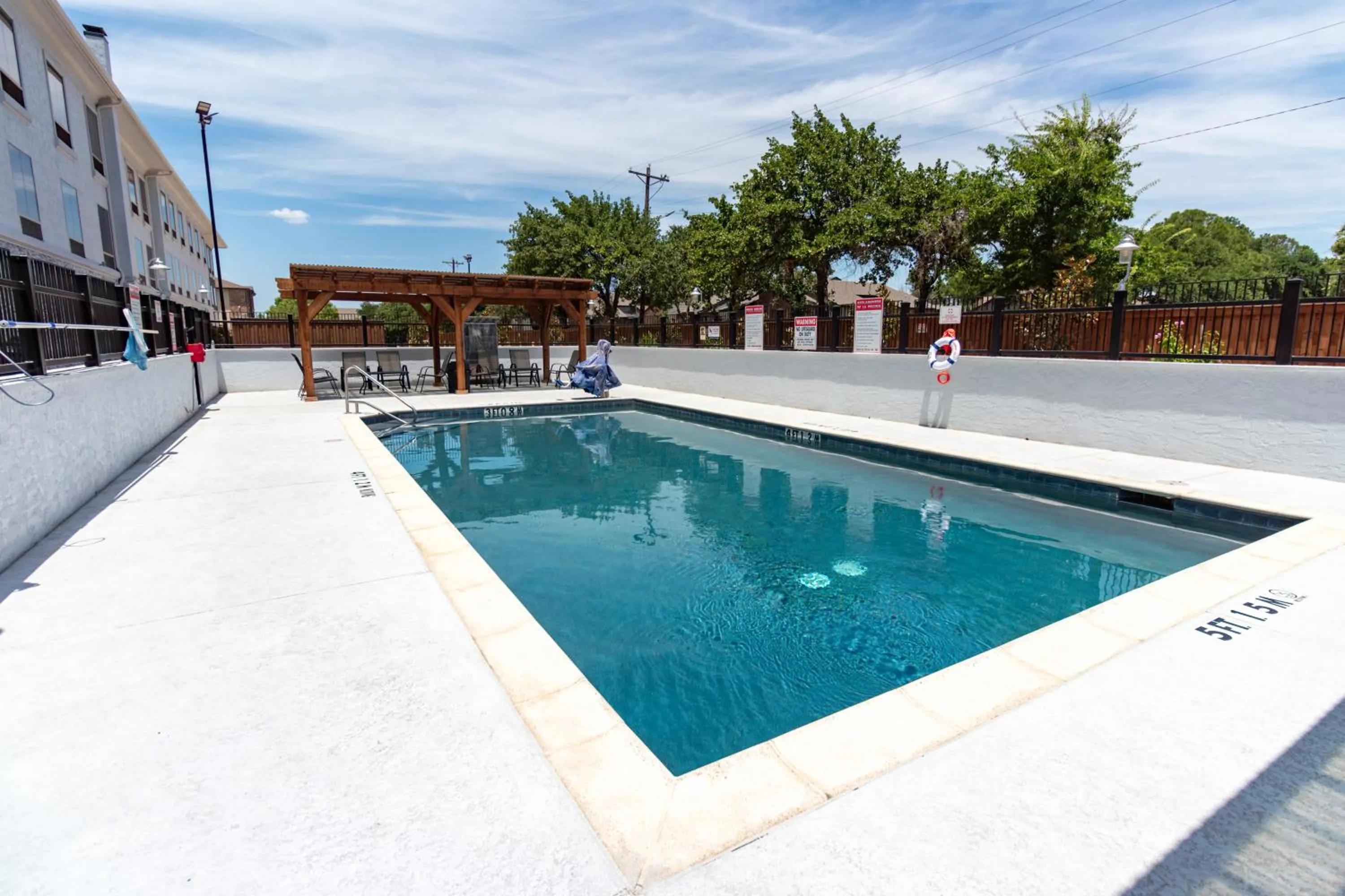 Swimming pool in Hampton Inn & Suites Denton