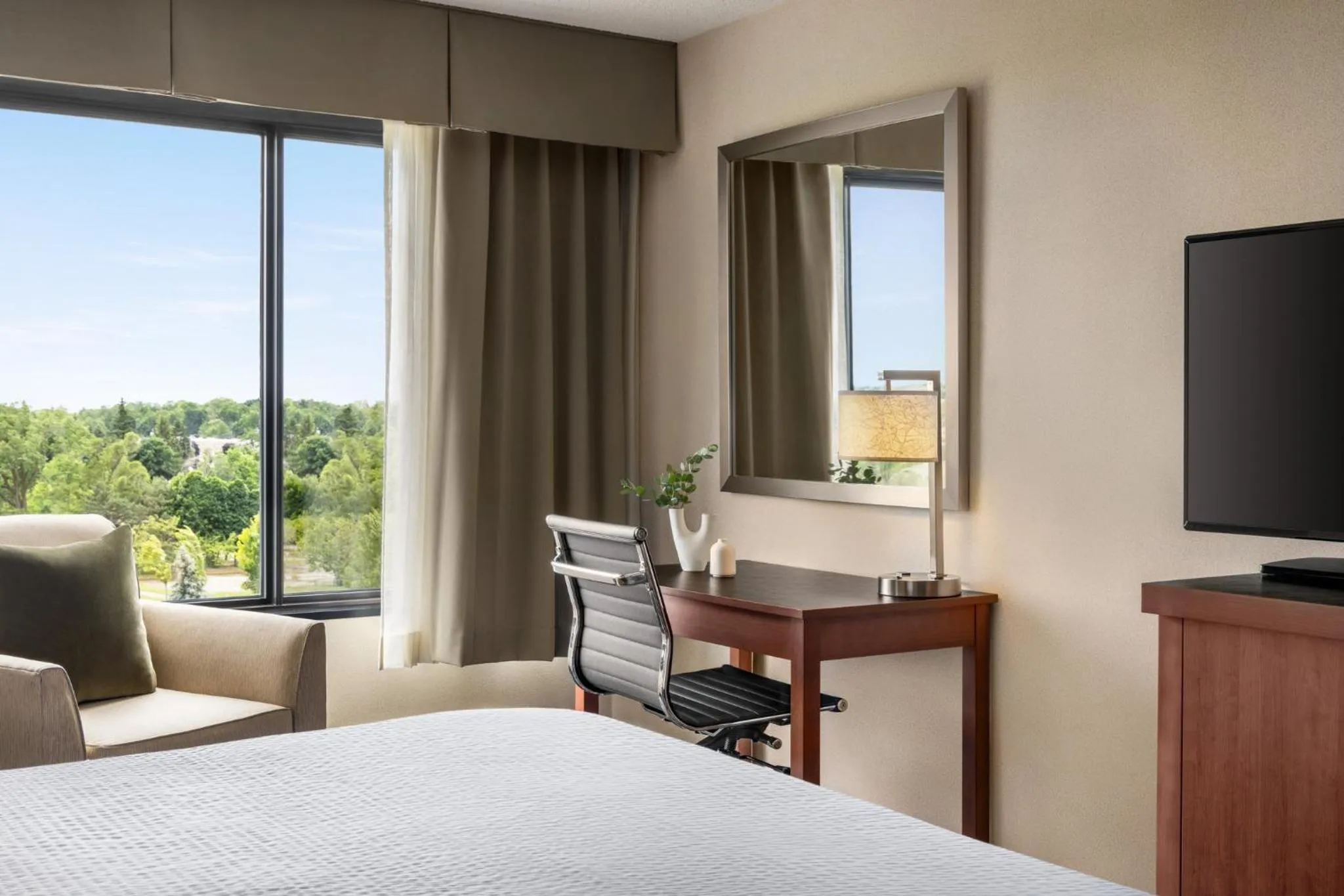 Photo of the whole room, Bed in Crowne Plaza Auburn Hills by IHG