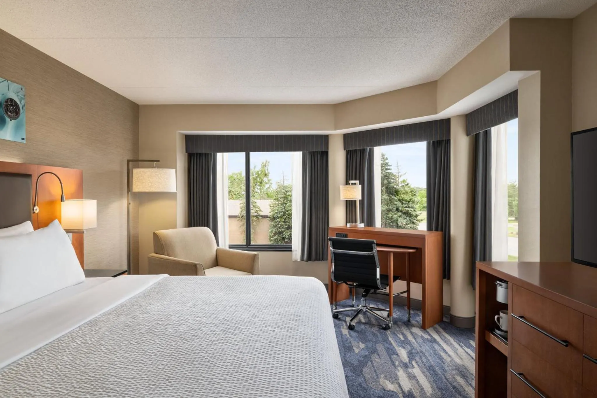 Photo of the whole room, Bed in Crowne Plaza Auburn Hills by IHG