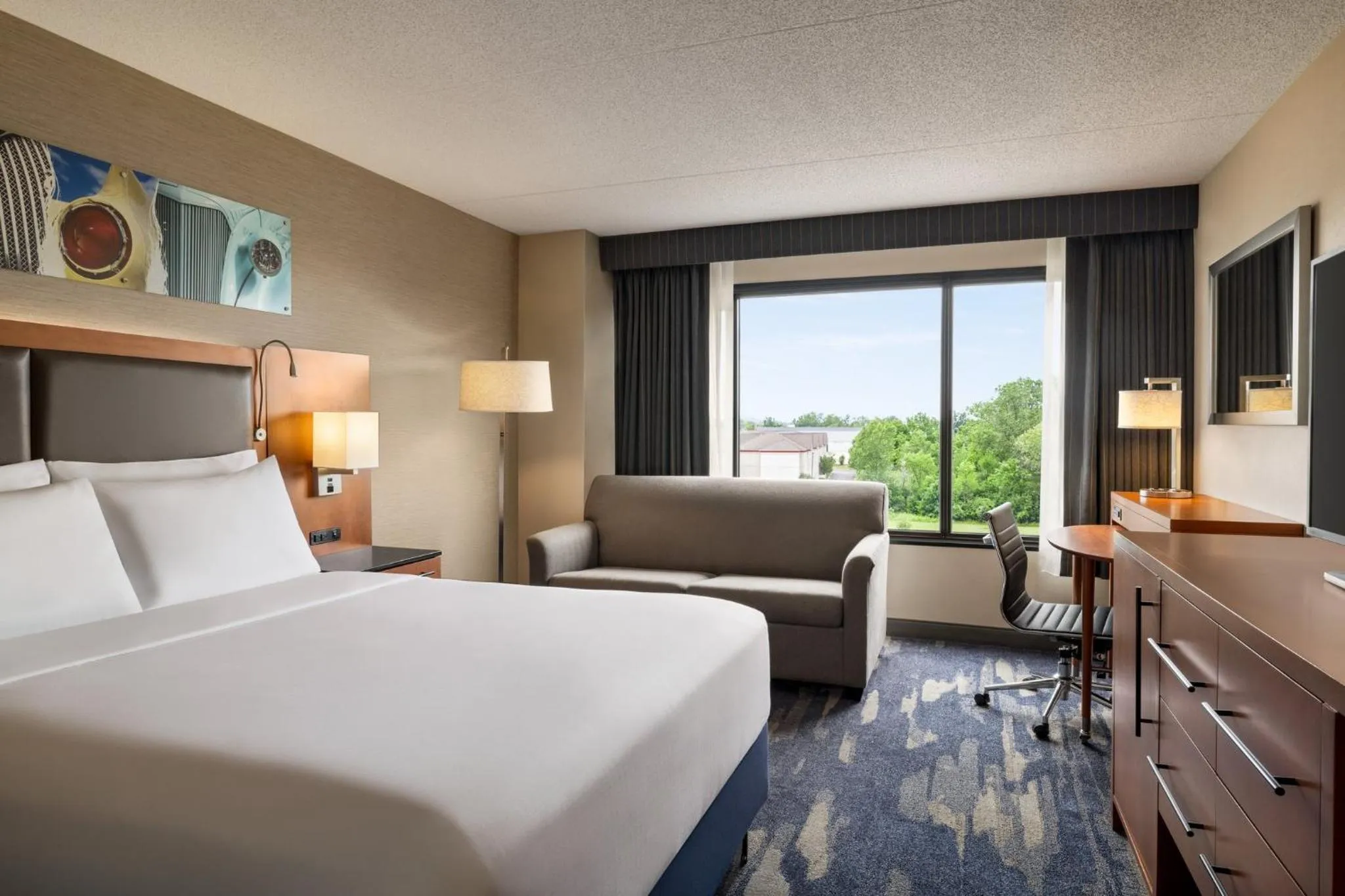 Photo of the whole room, Bed in Crowne Plaza Auburn Hills by IHG
