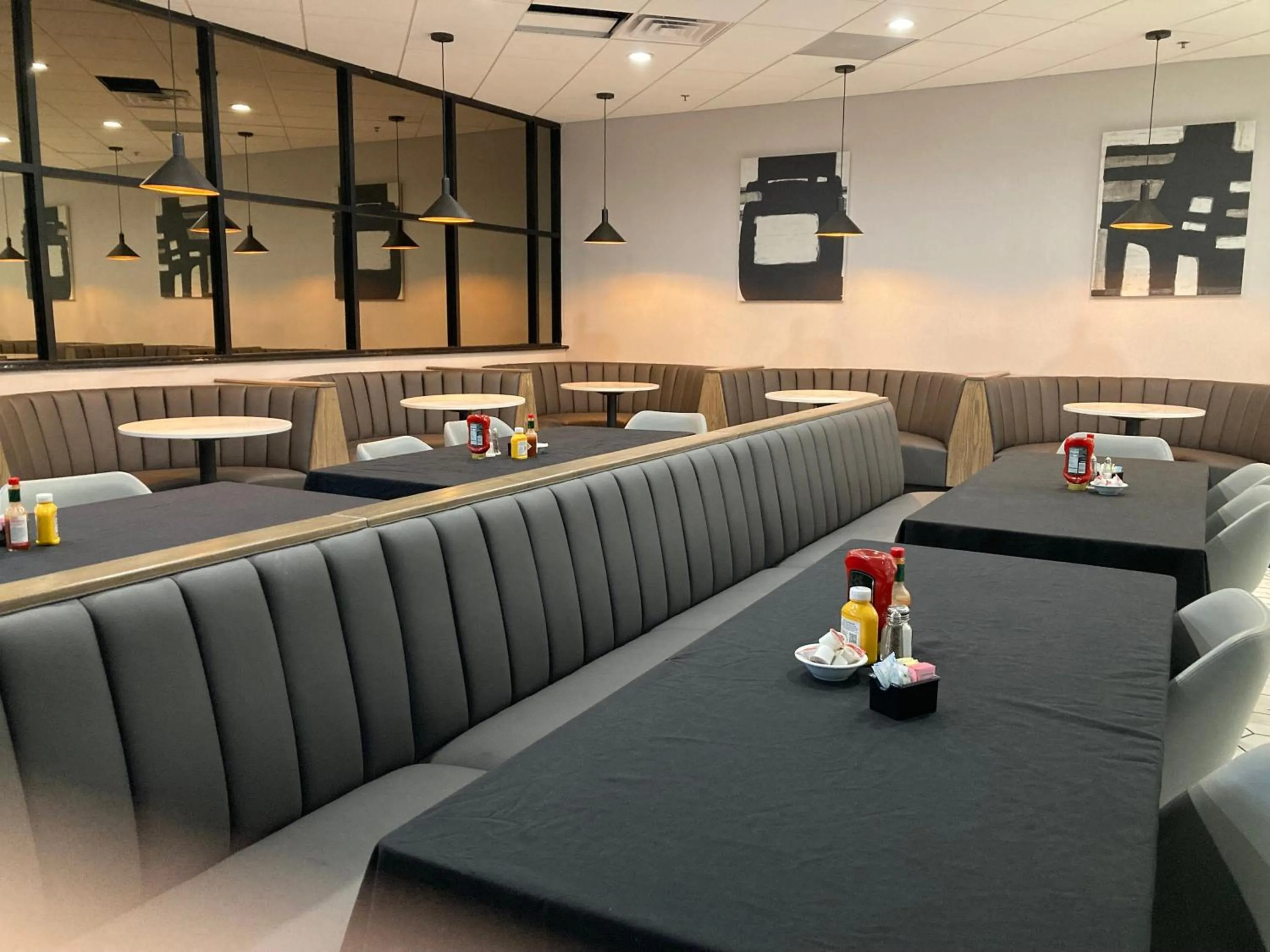 Restaurant/places to eat in Crowne Plaza Auburn Hills by IHG