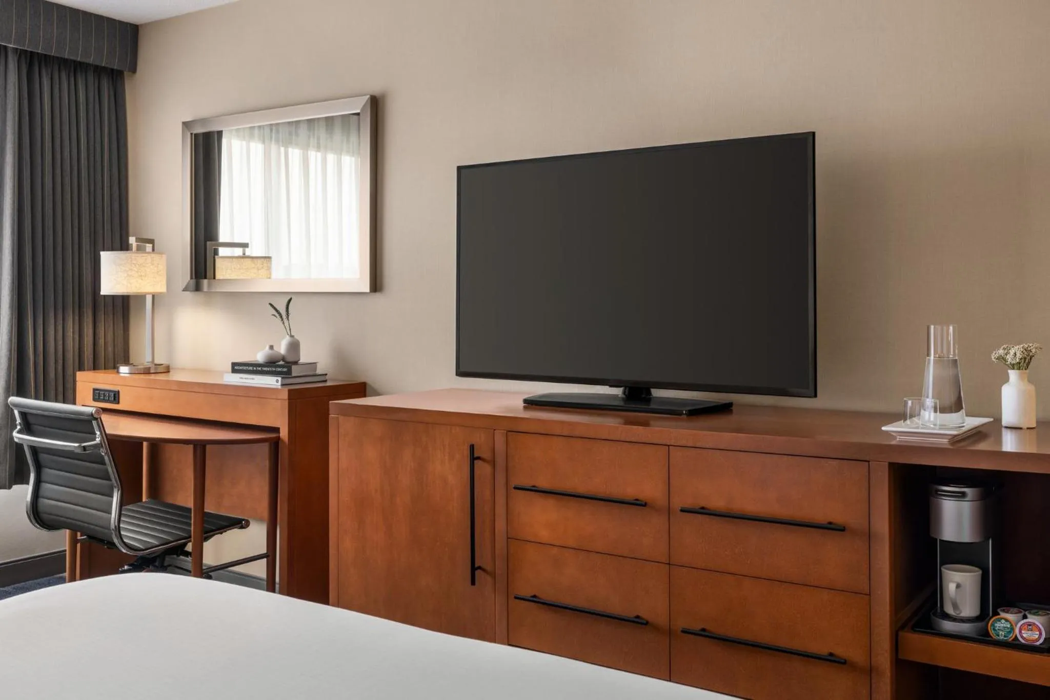 Photo of the whole room, Bed in Crowne Plaza Auburn Hills by IHG