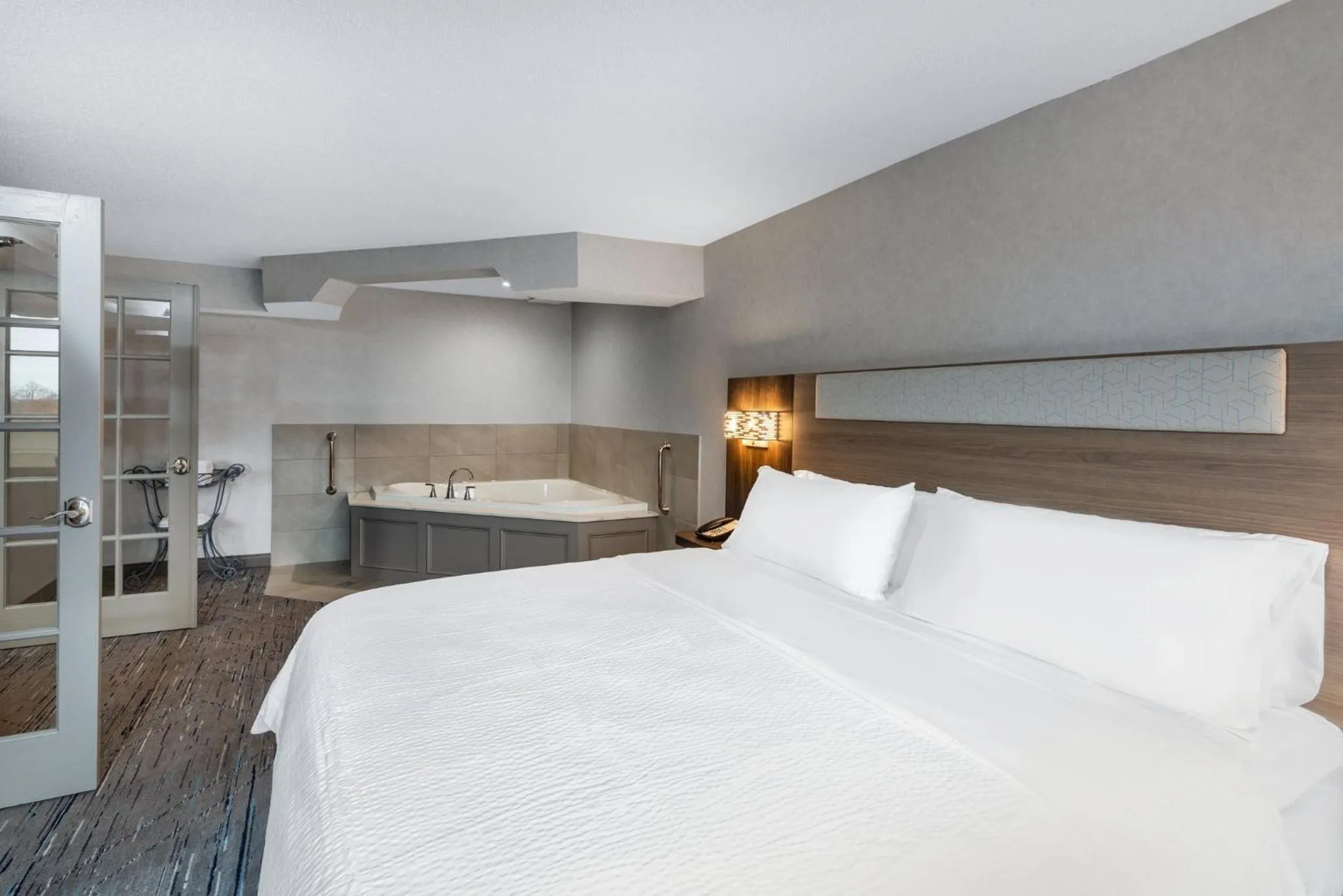 Photo of the whole room, Bed in Holiday Inn Express & Suites Wadsworth by IHG