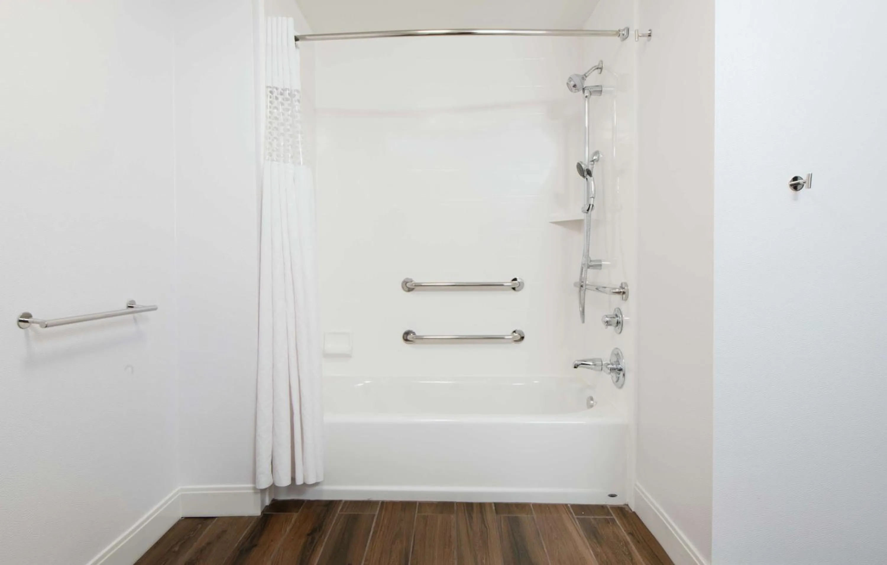 Bathroom in Hampton Inn Erie-South