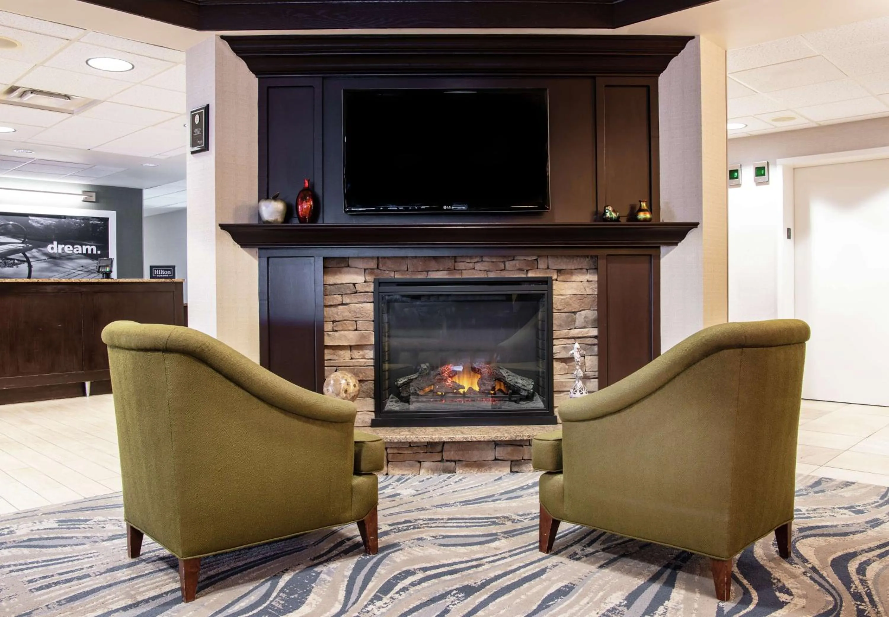 TV and multimedia in Hampton Inn Erie-South