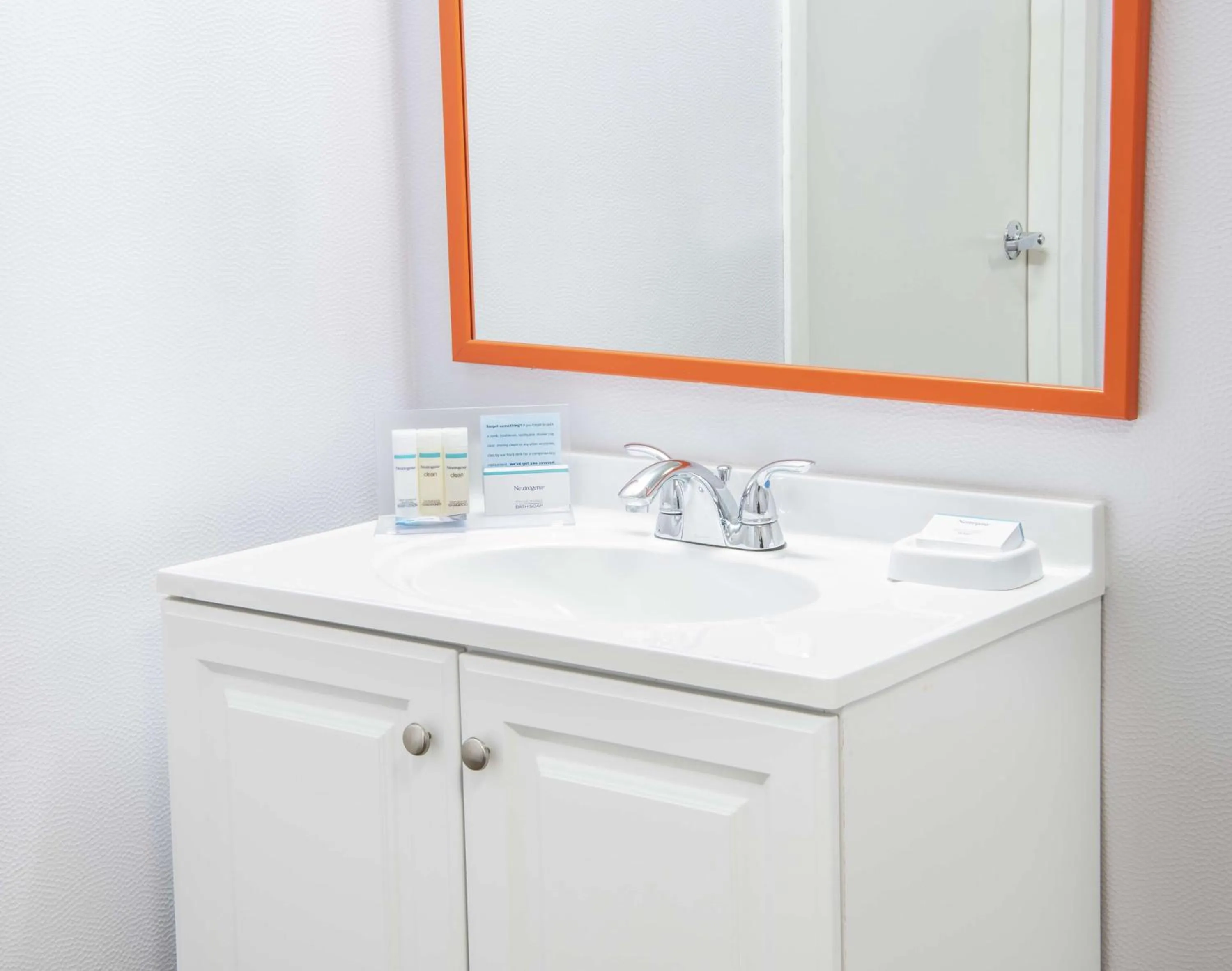 Bathroom in Hampton Inn Erie-South