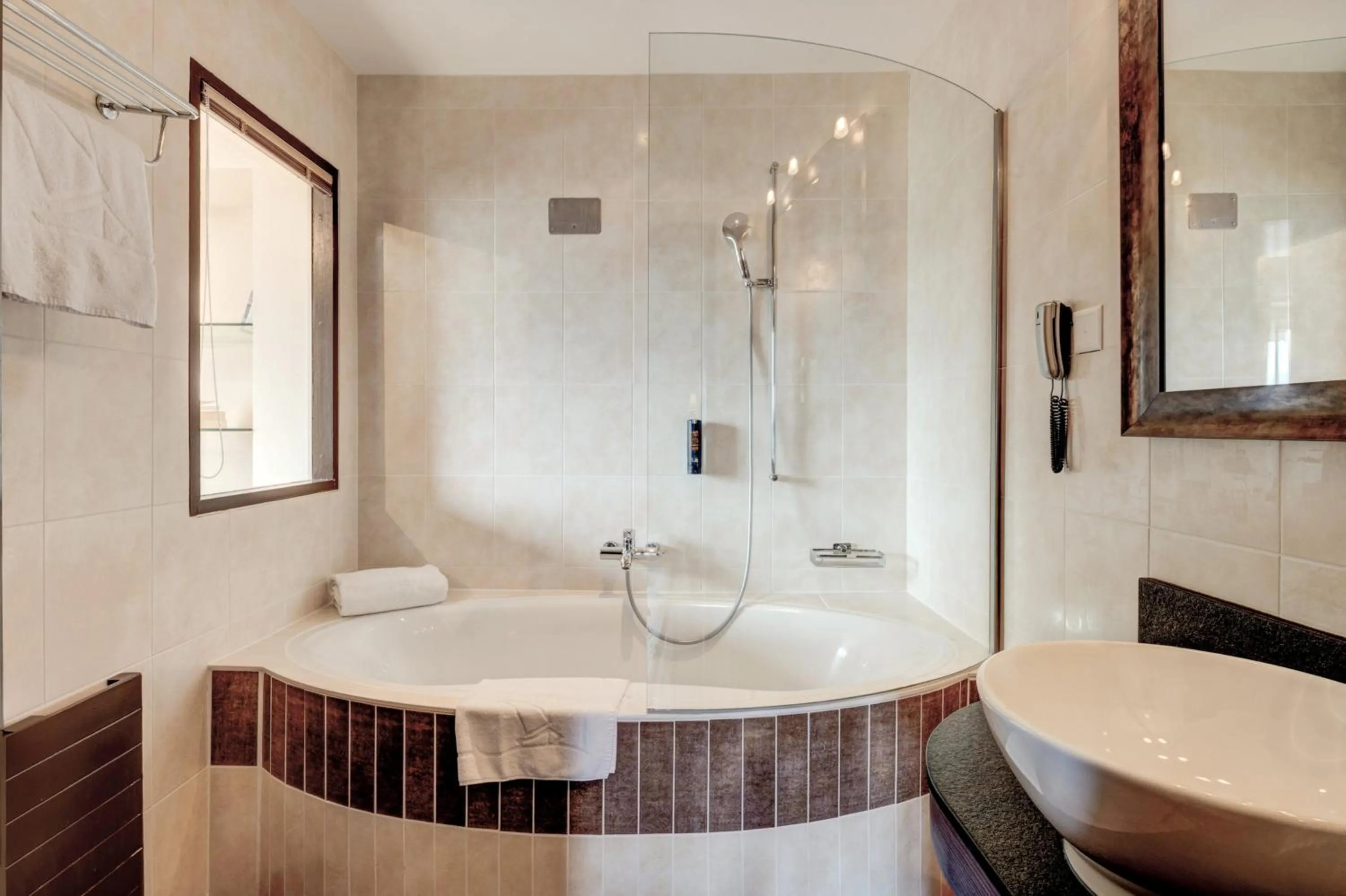 Bathroom in Romantik Hotel Mont Blanc au Lac