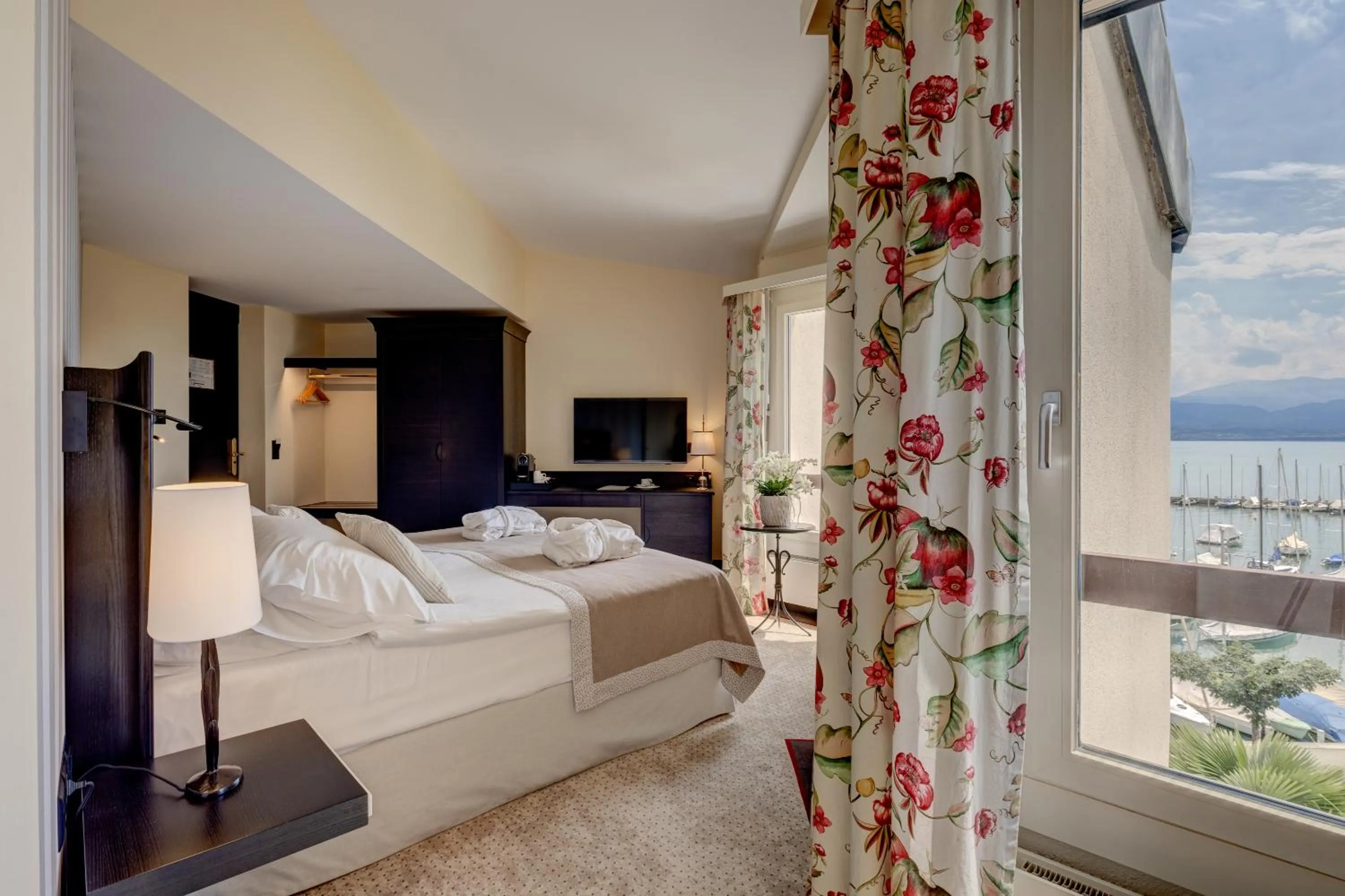 Bed in Romantik Hotel Mont Blanc au Lac