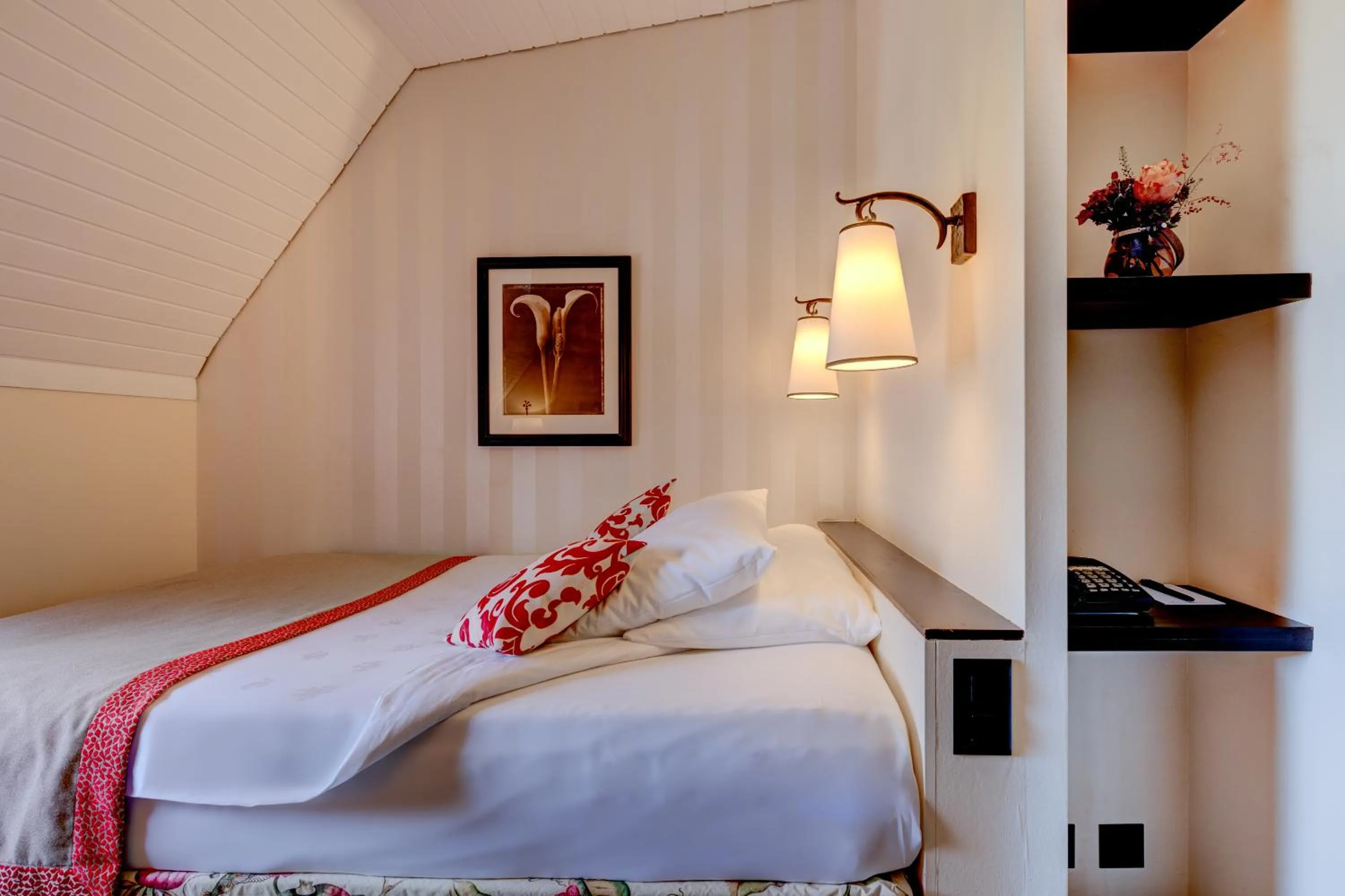 Photo of the whole room, Bed in Romantik Hotel Mont Blanc au Lac