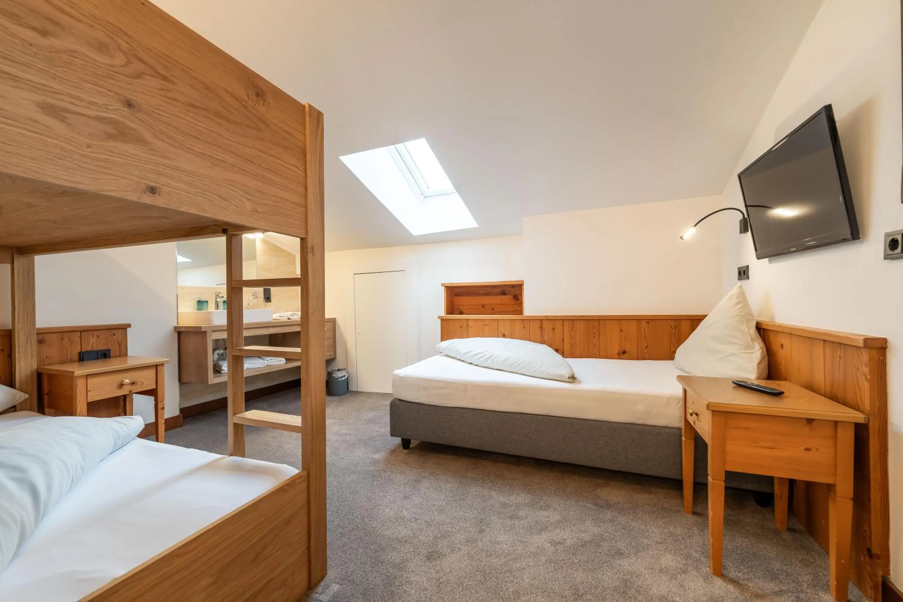 Photo of the whole room, Bed in Hotel zum Hirschen Zell am See