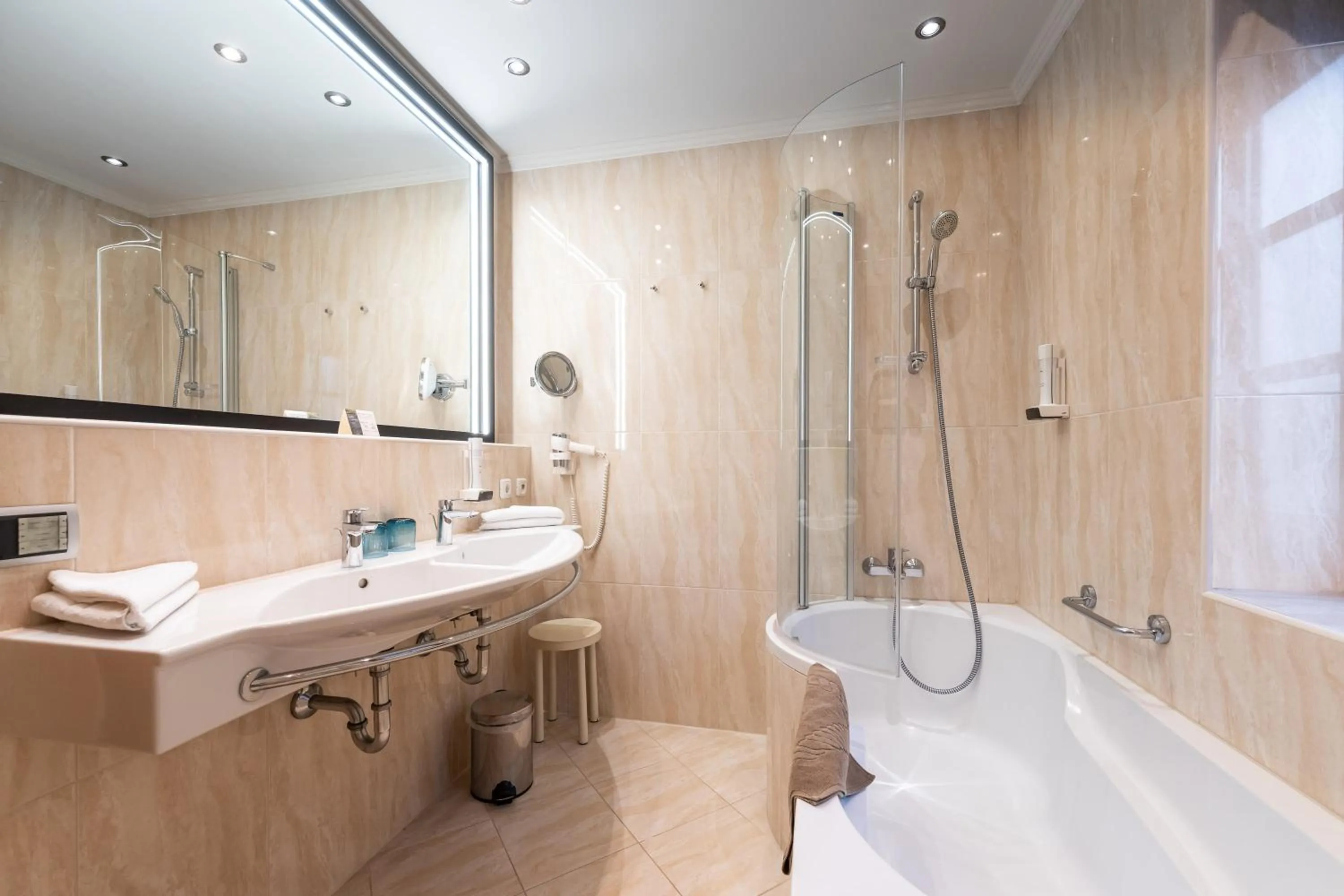 Bathroom in Hotel zum Hirschen Zell am See