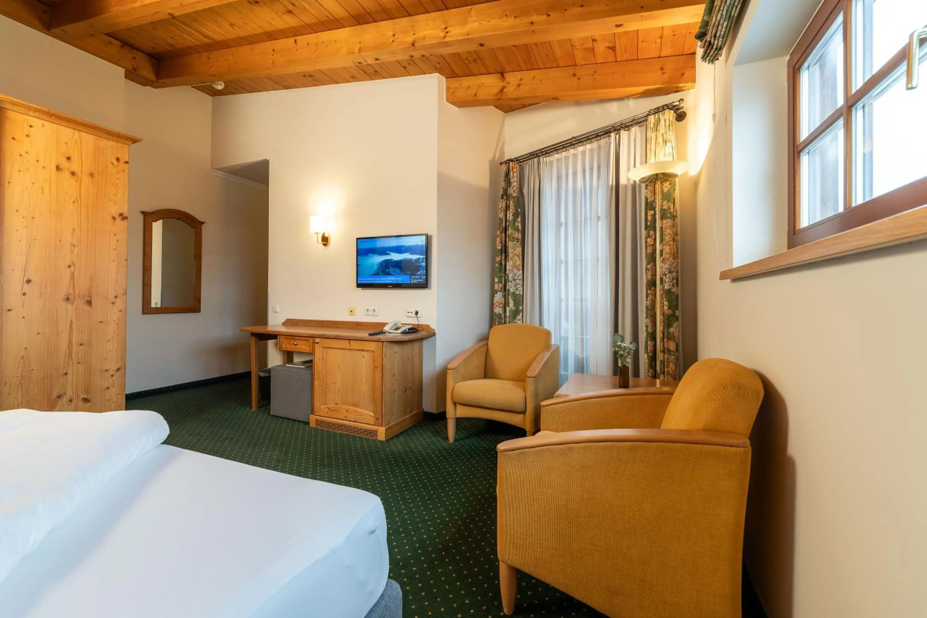 Seating area, Bed in Hotel zum Hirschen Zell am See