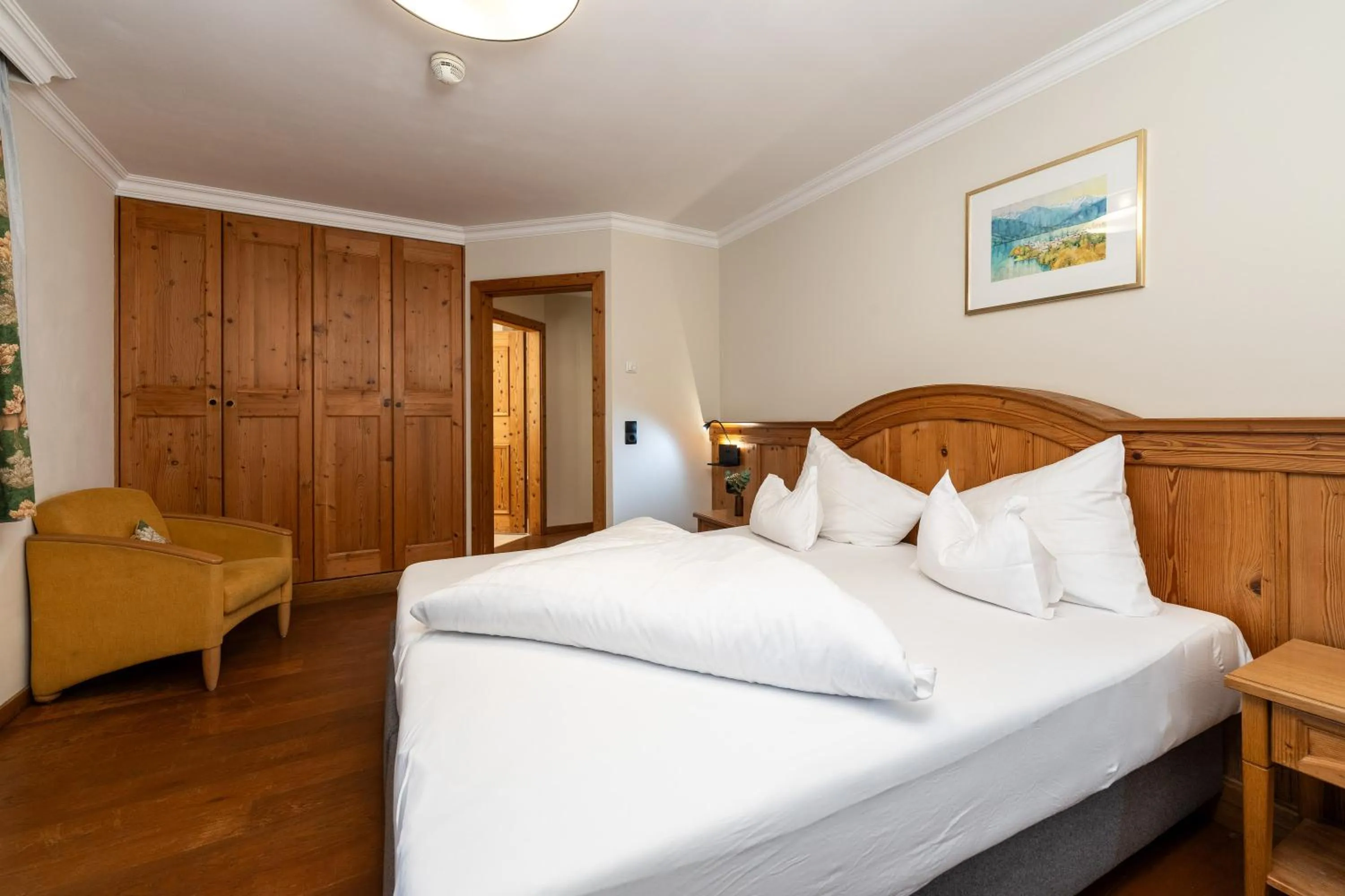 Photo of the whole room, Bed in Hotel zum Hirschen Zell am See