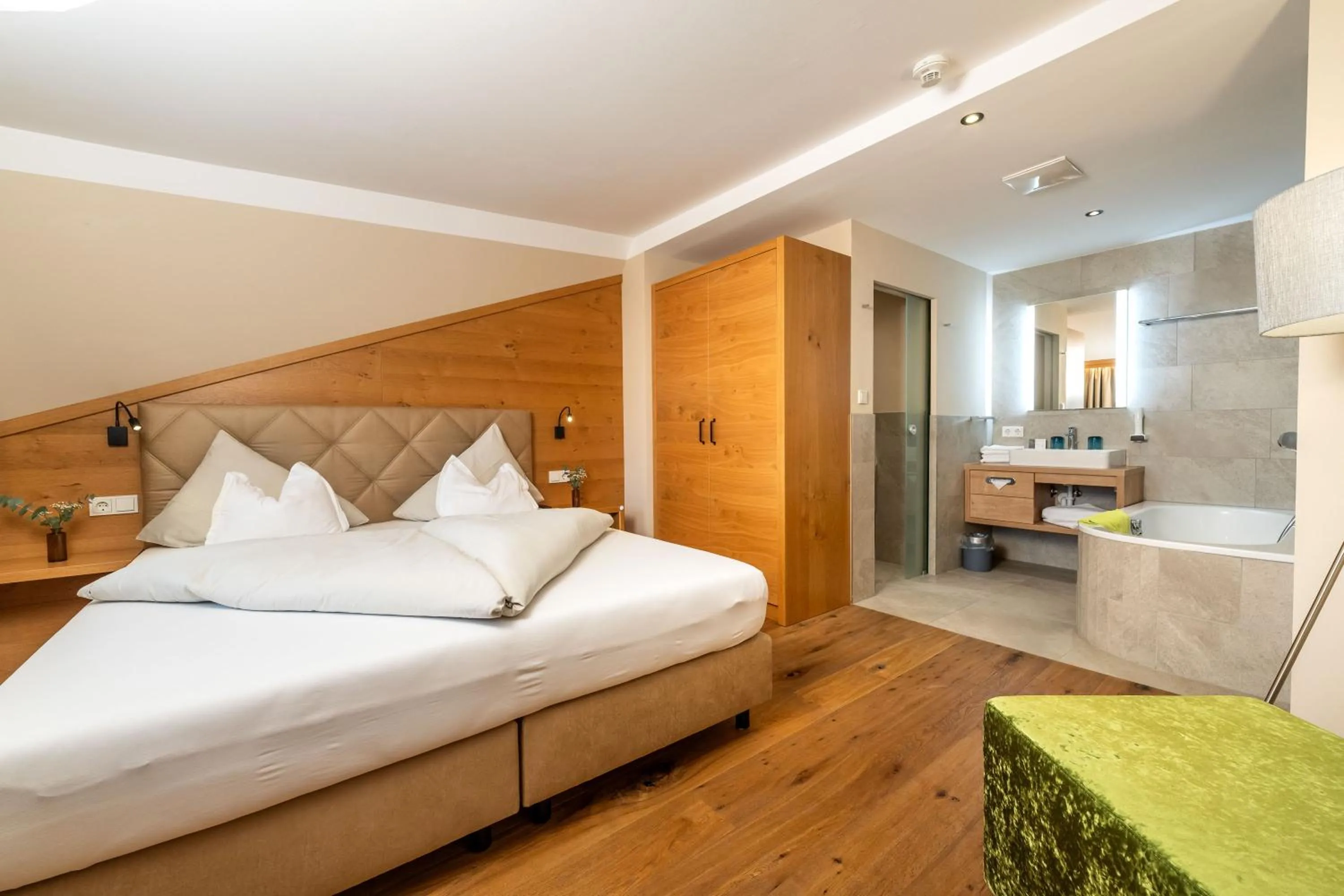 Photo of the whole room, Bed in Hotel zum Hirschen Zell am See