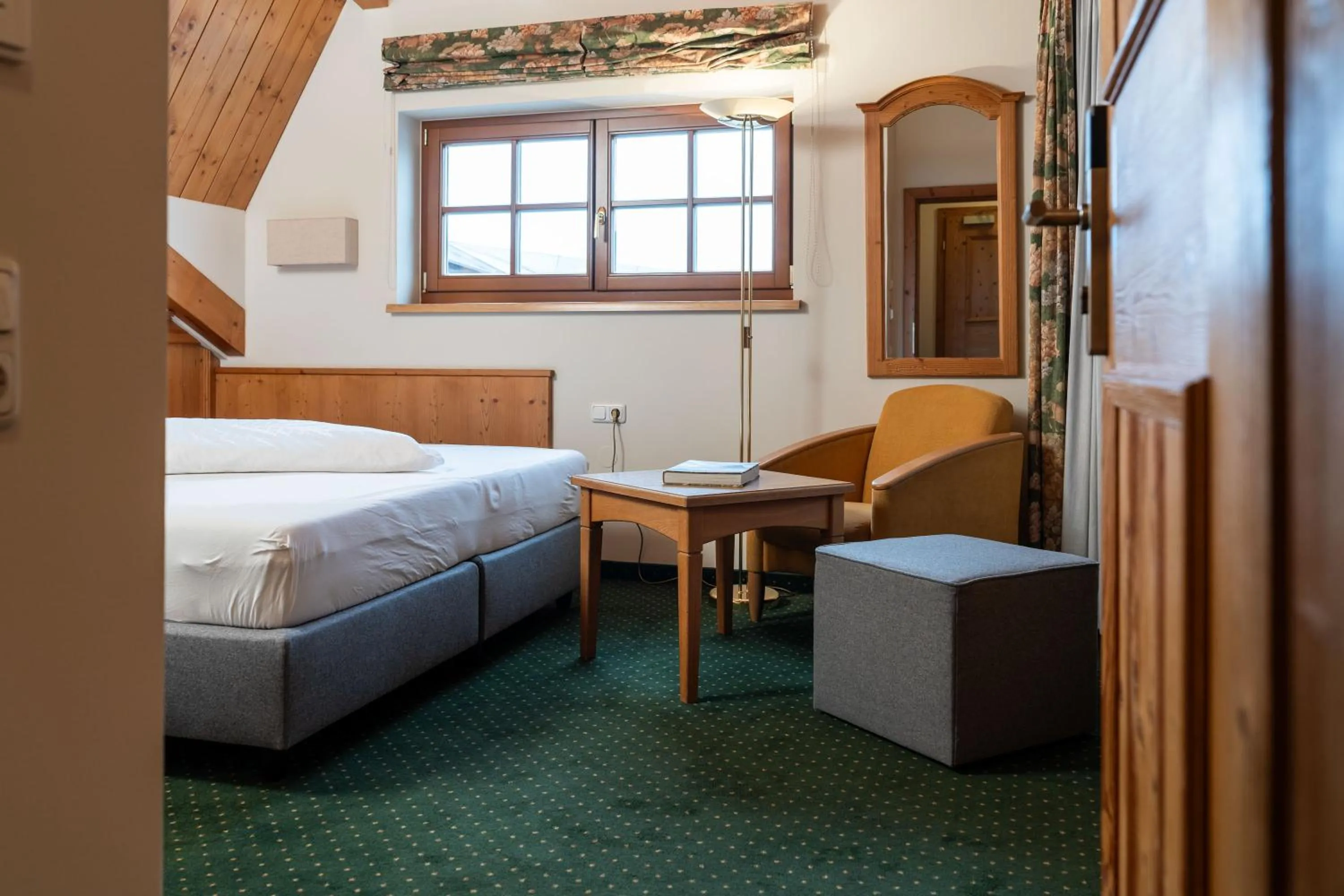 Bedroom, Bed in Hotel zum Hirschen Zell am See