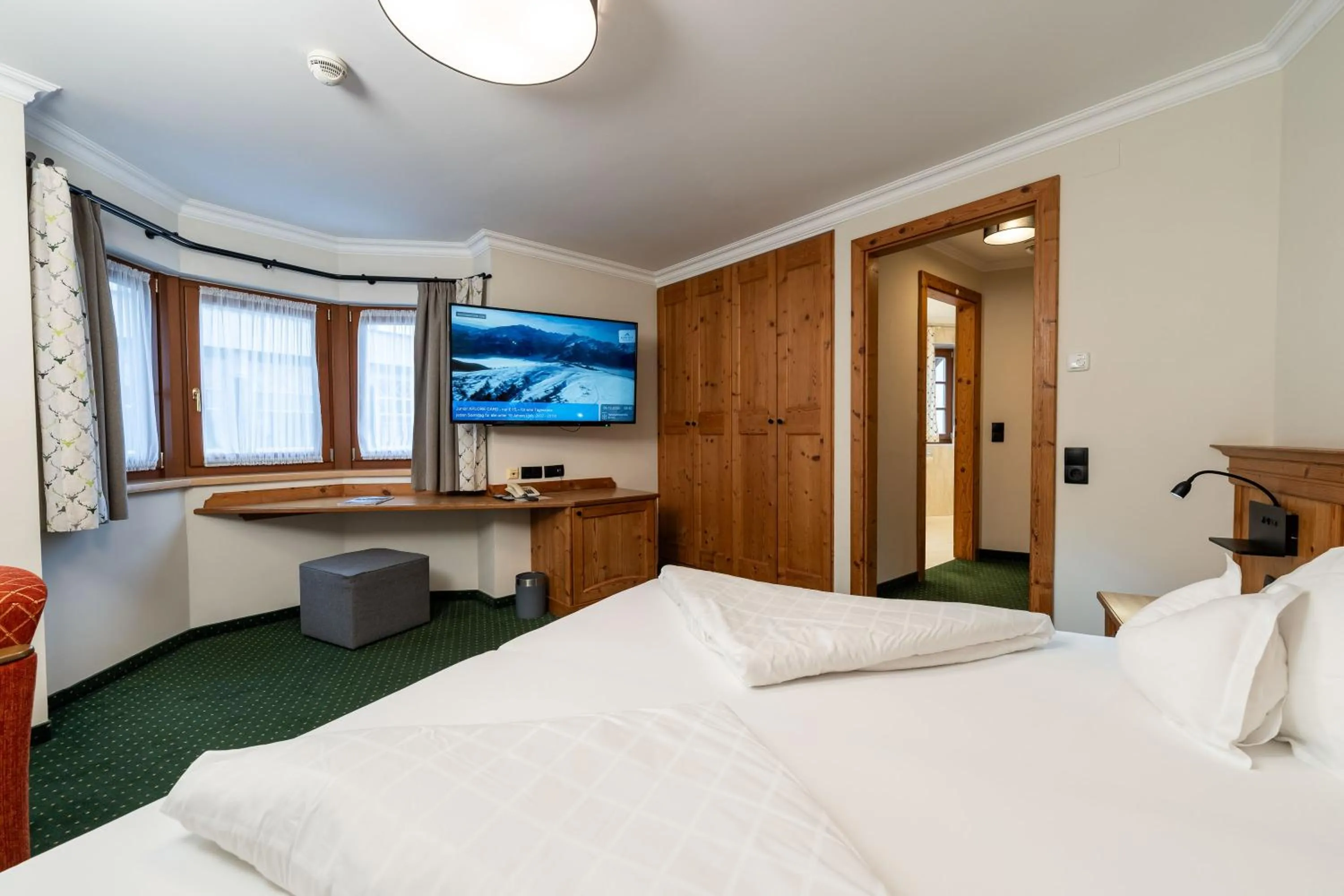 Photo of the whole room, Bed in Hotel zum Hirschen Zell am See