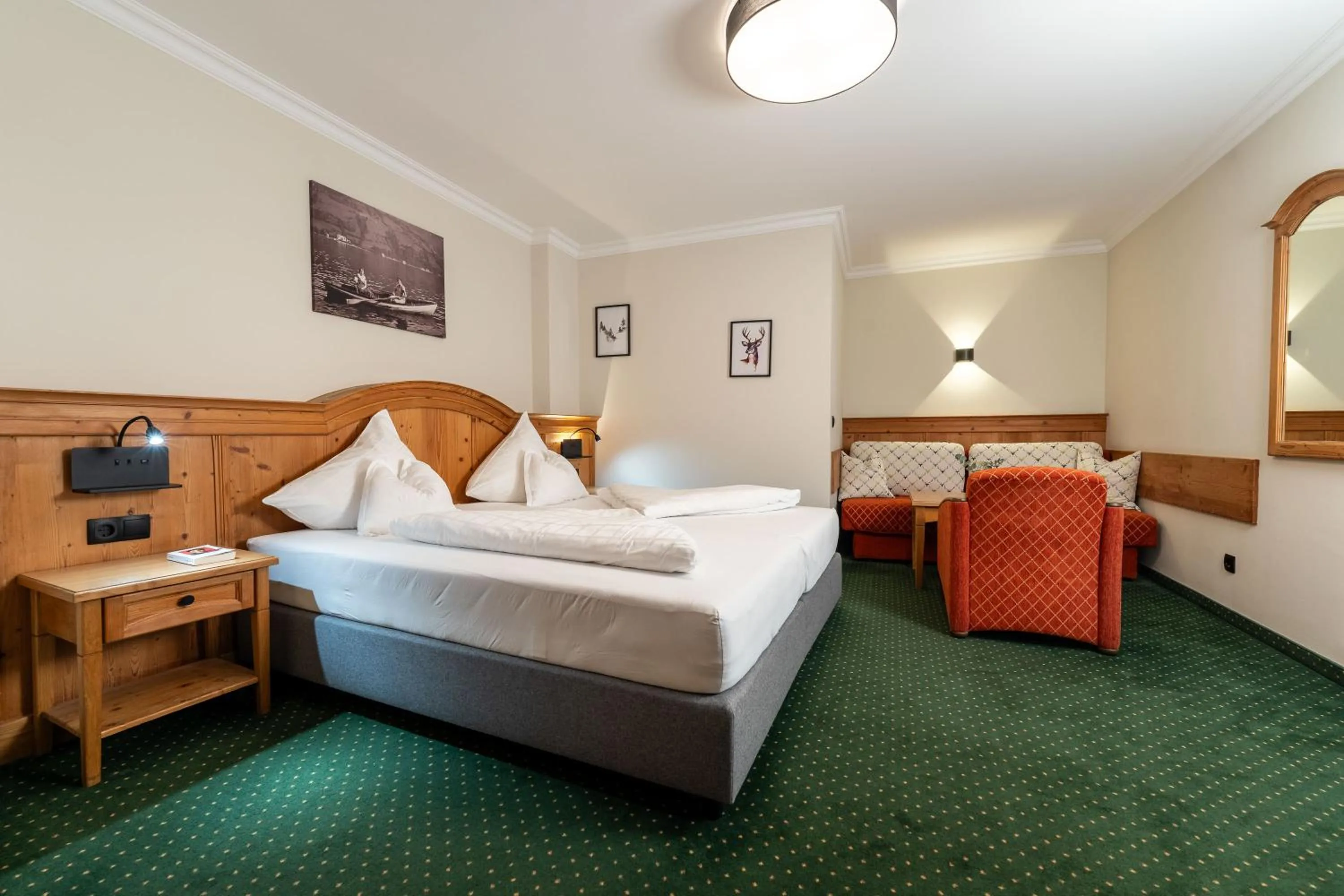 Photo of the whole room, Bed in Hotel zum Hirschen Zell am See