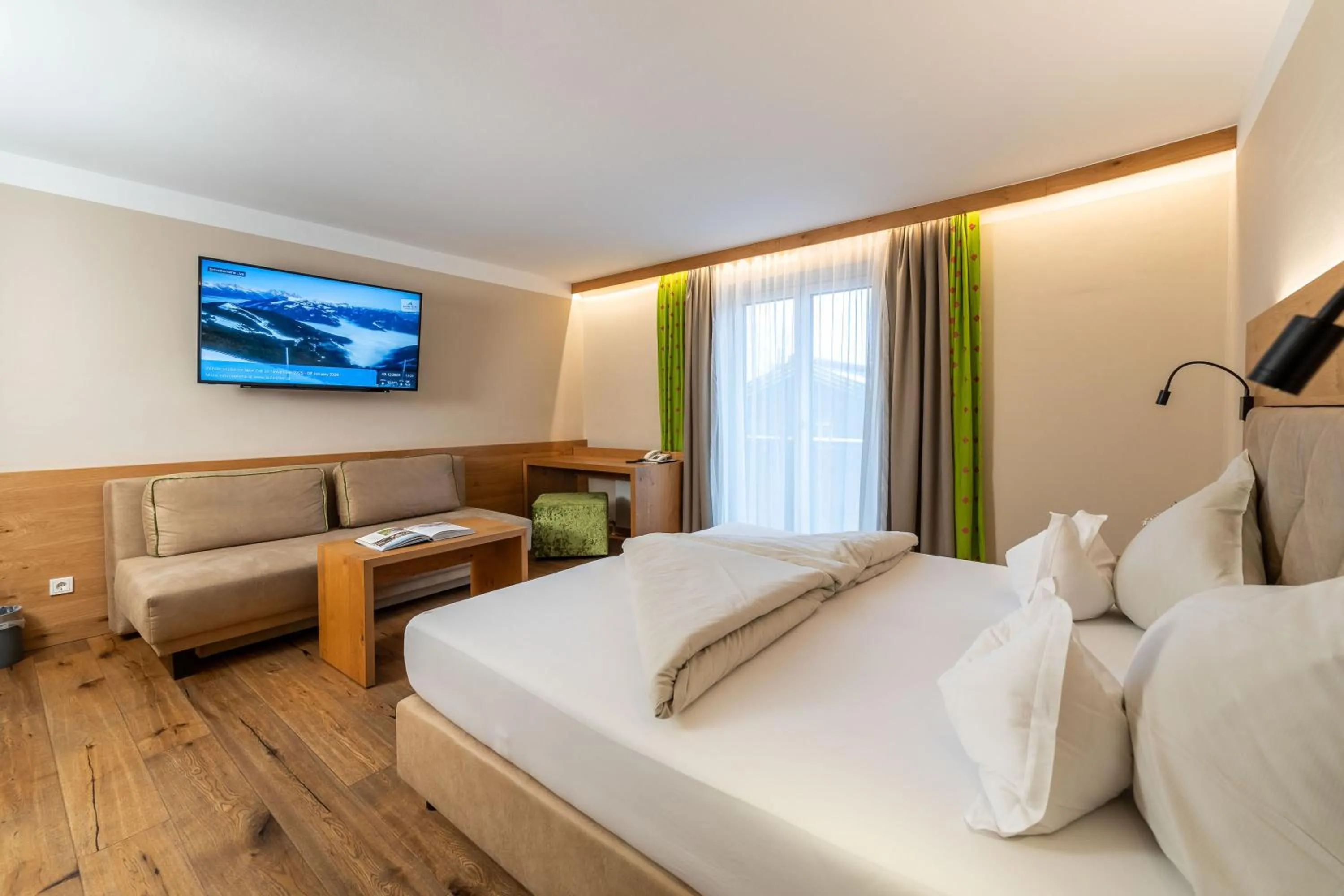 Photo of the whole room, Bed in Hotel zum Hirschen Zell am See
