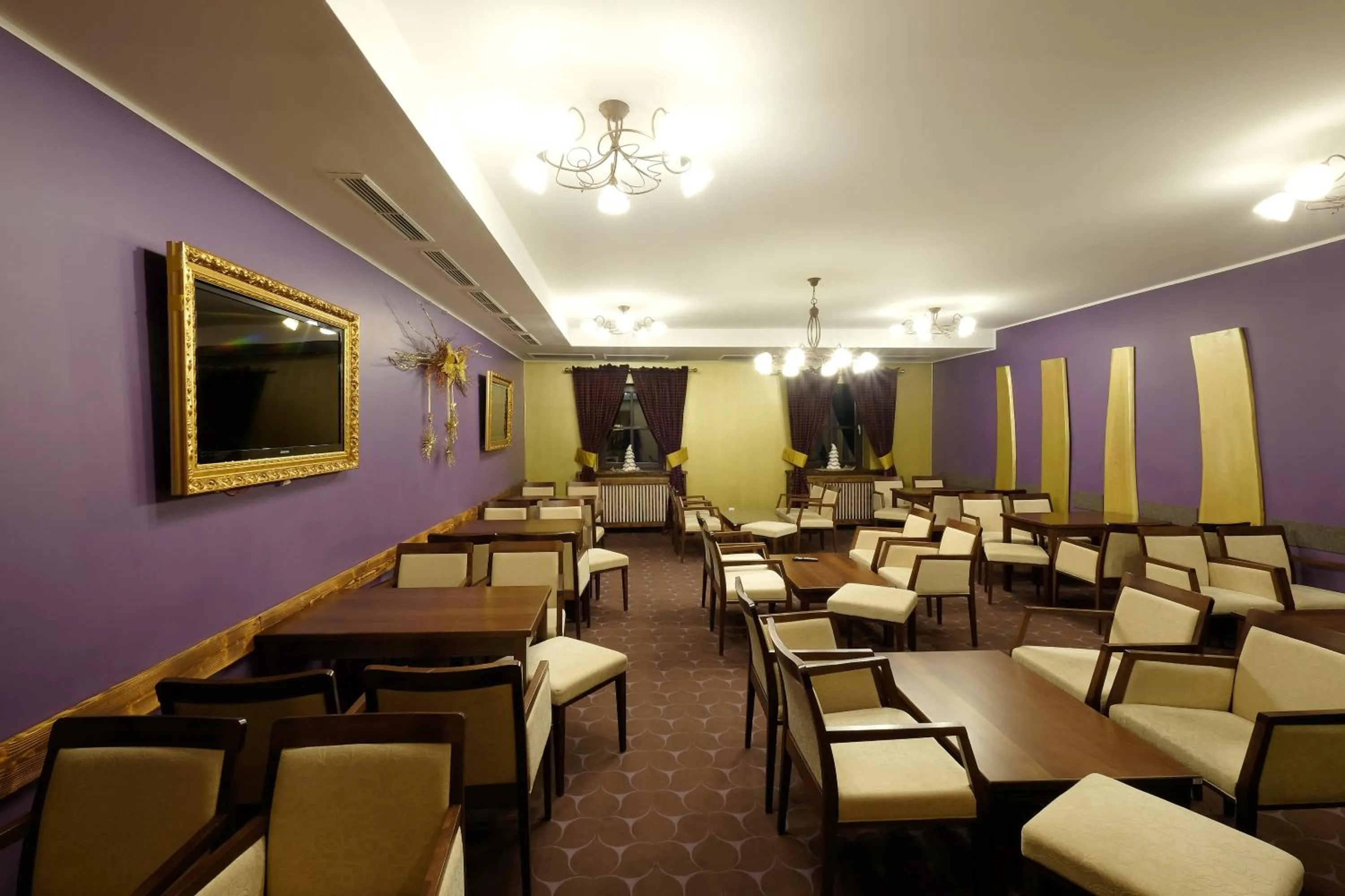 Communal lounge/ TV room in Alpenhotel Marcius